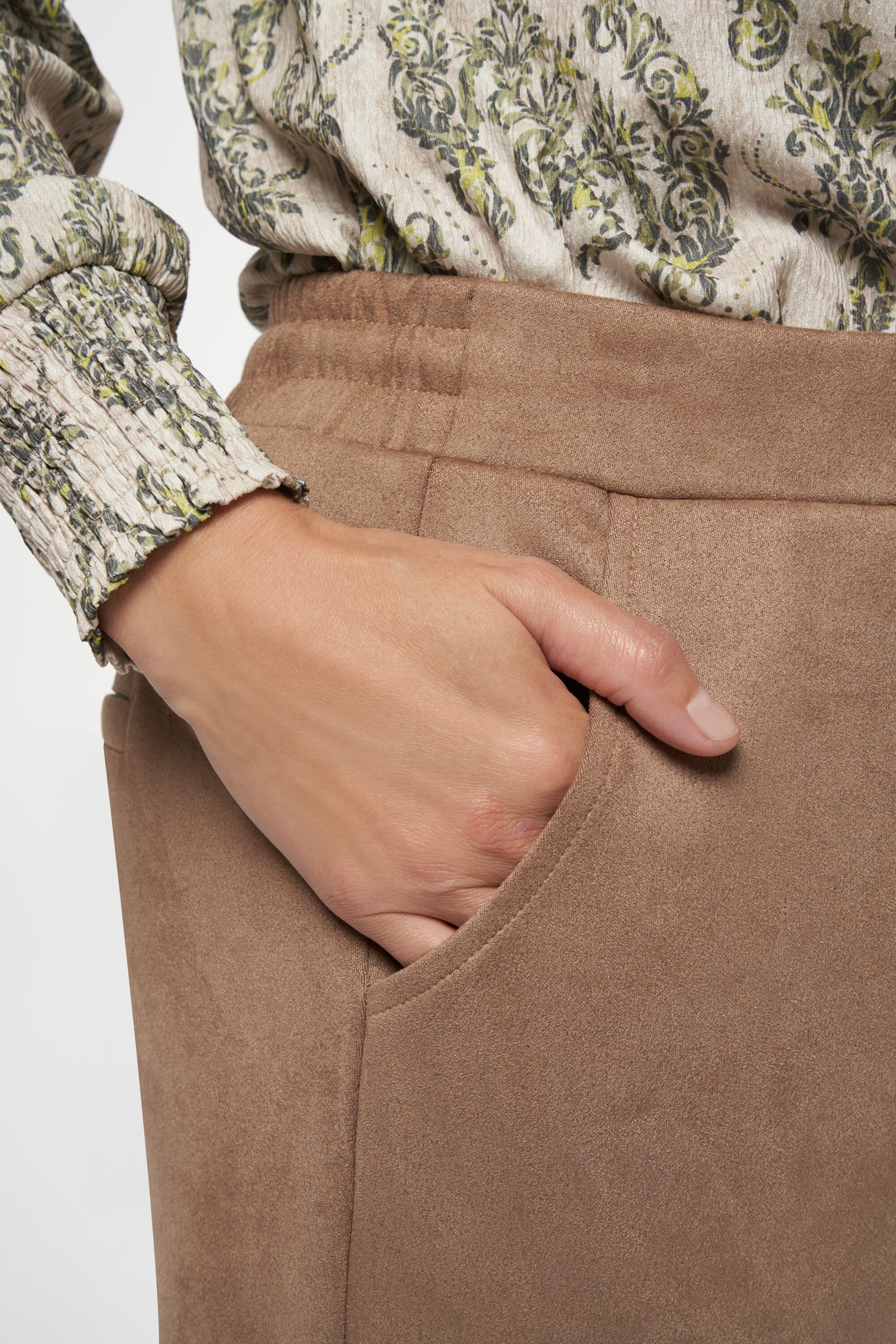 Pantalones con aspecto de ante image number 4