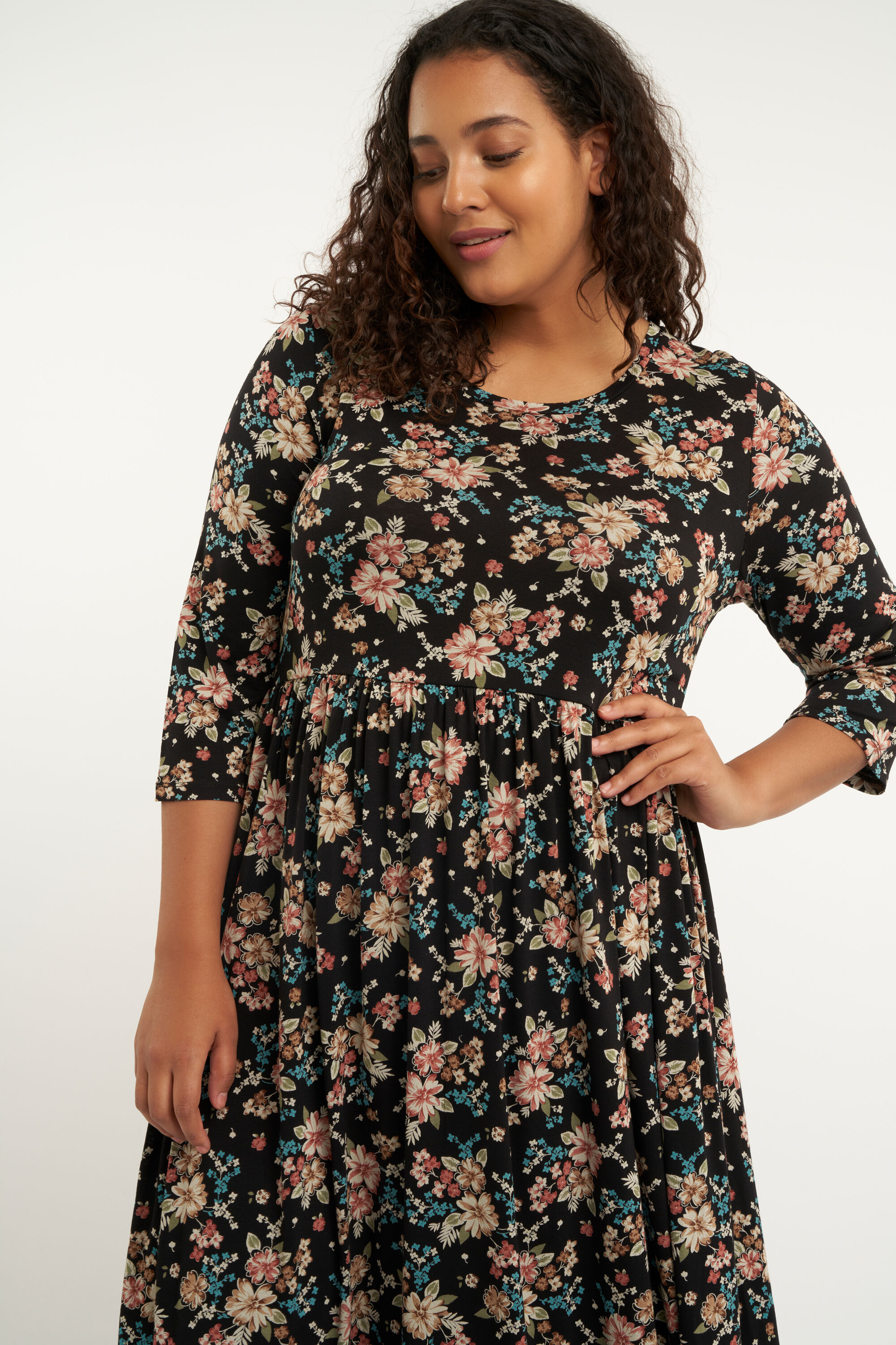 Vestido largo con estampado  image number 5