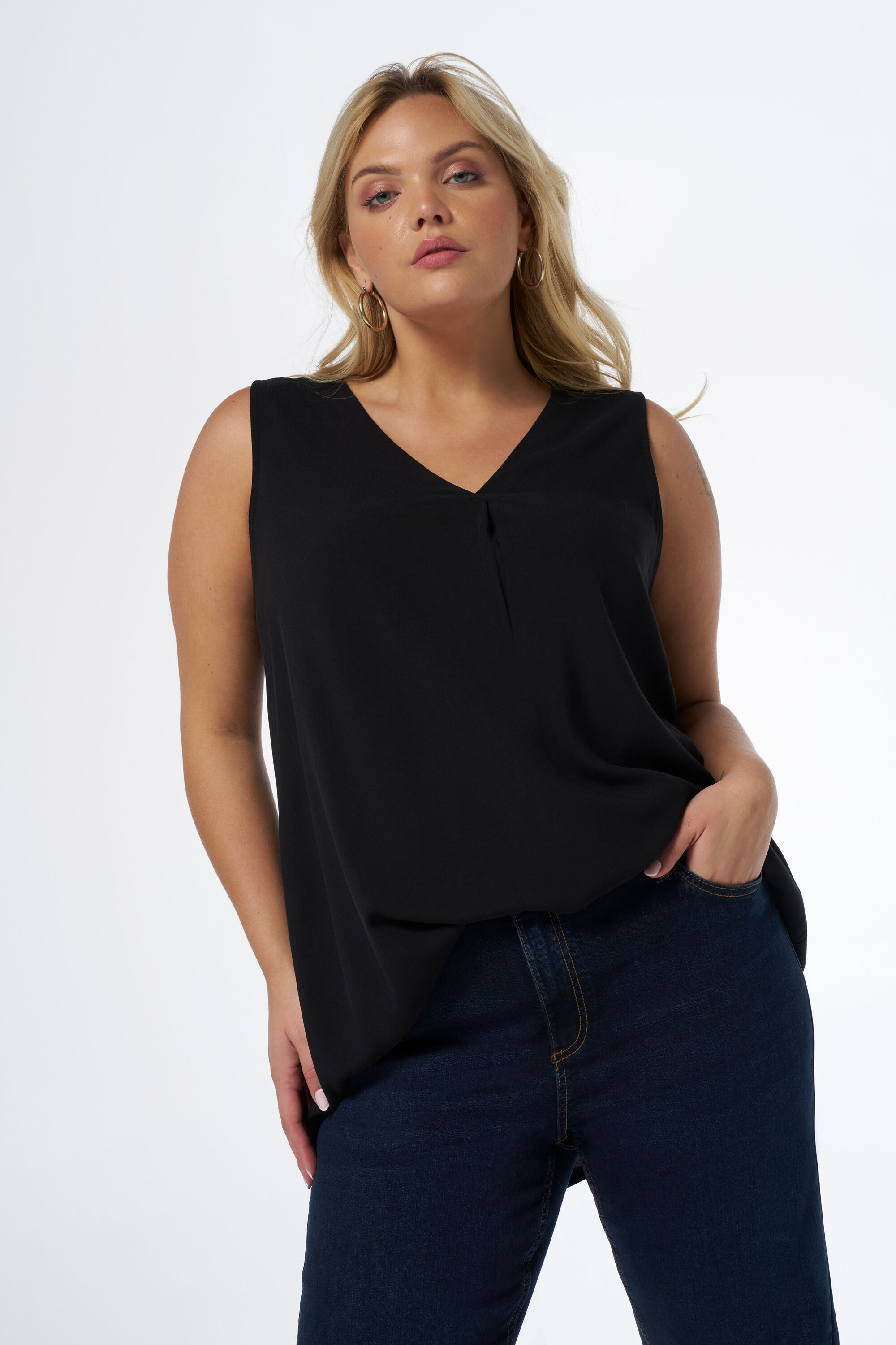 Blusa sin mangas con escote en pico image number 4