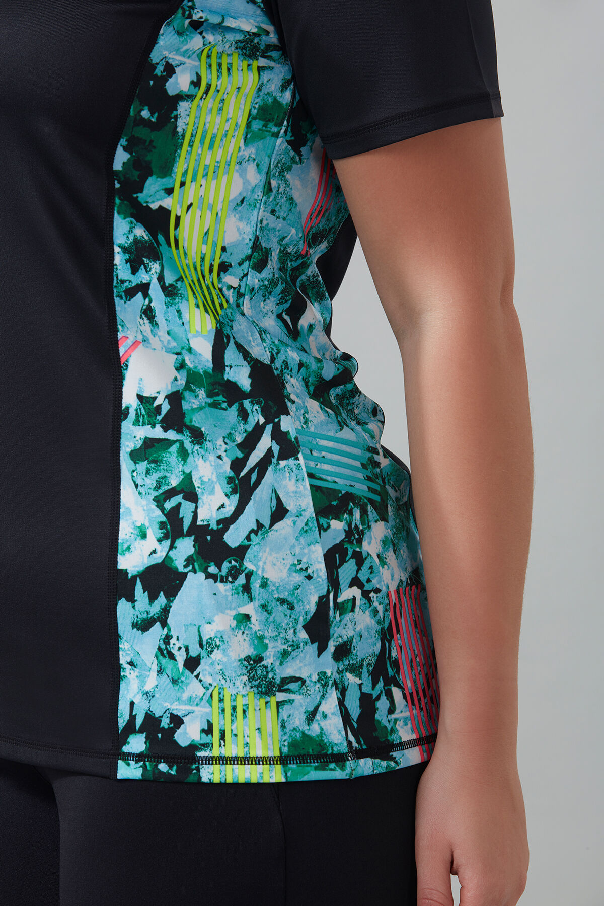 Top deportivo con estampado gr&aacute;fico image number 4