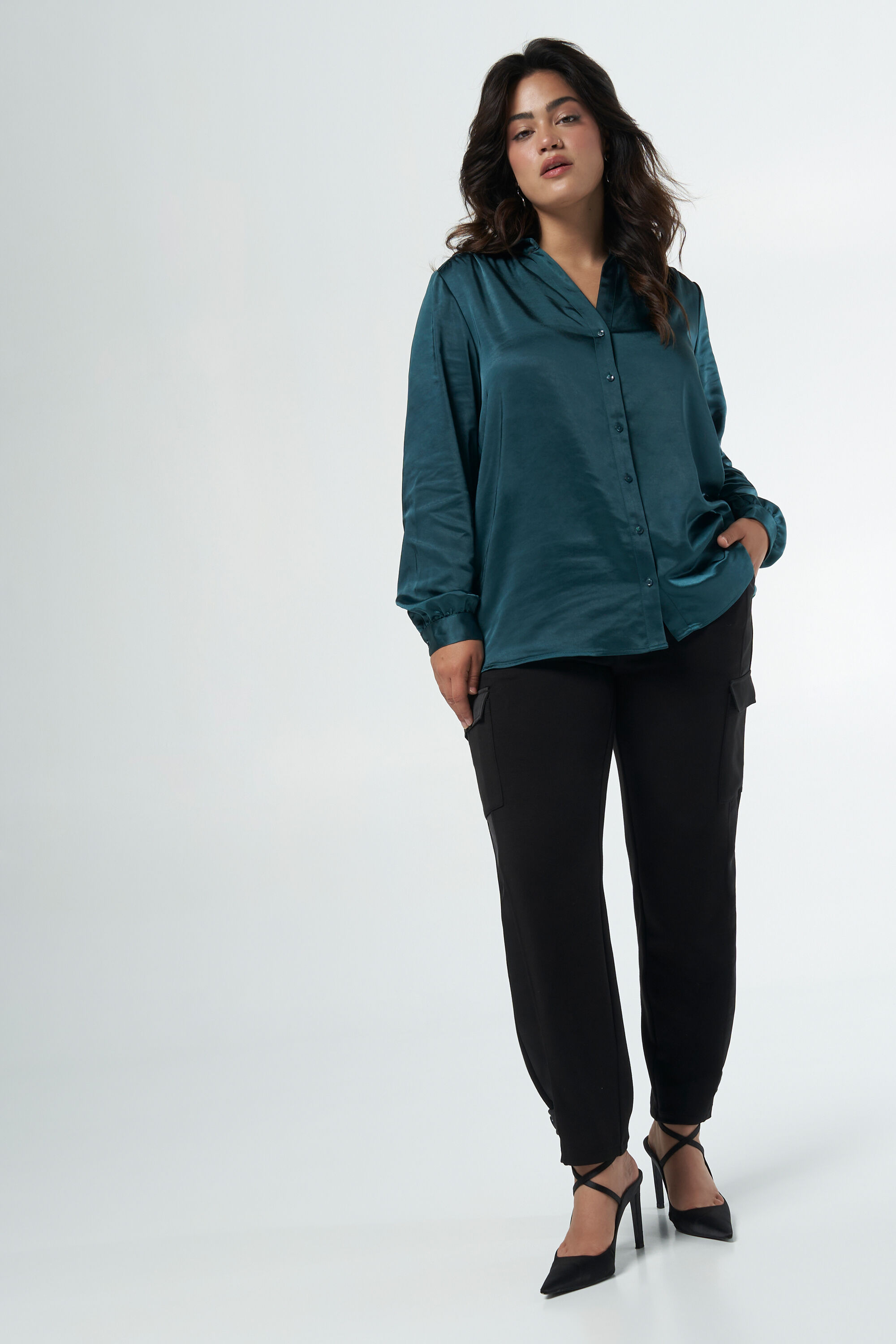 Blusa tipo sat&eacute;n image number 5