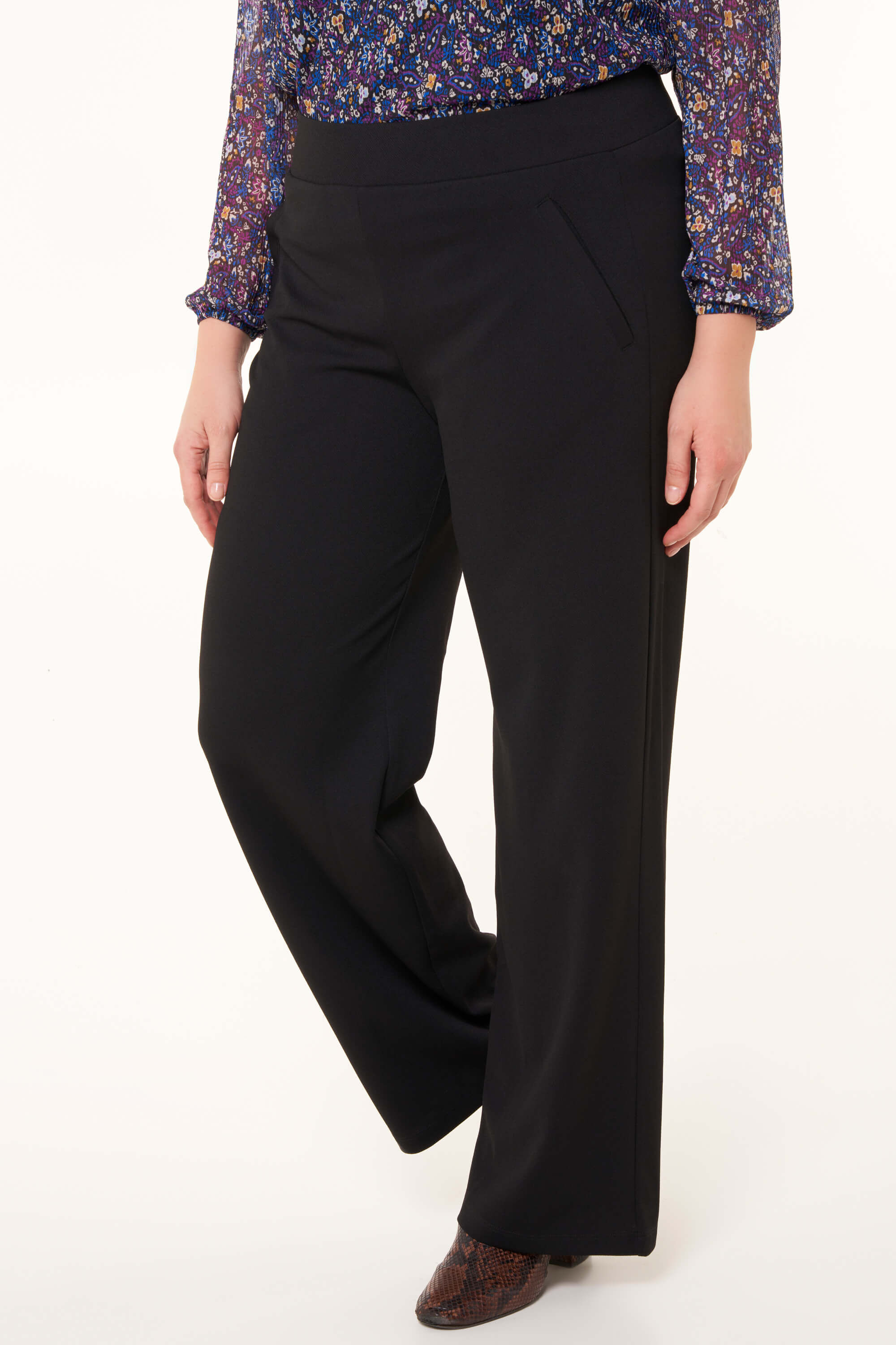 Pantalones de corte recto image number 4