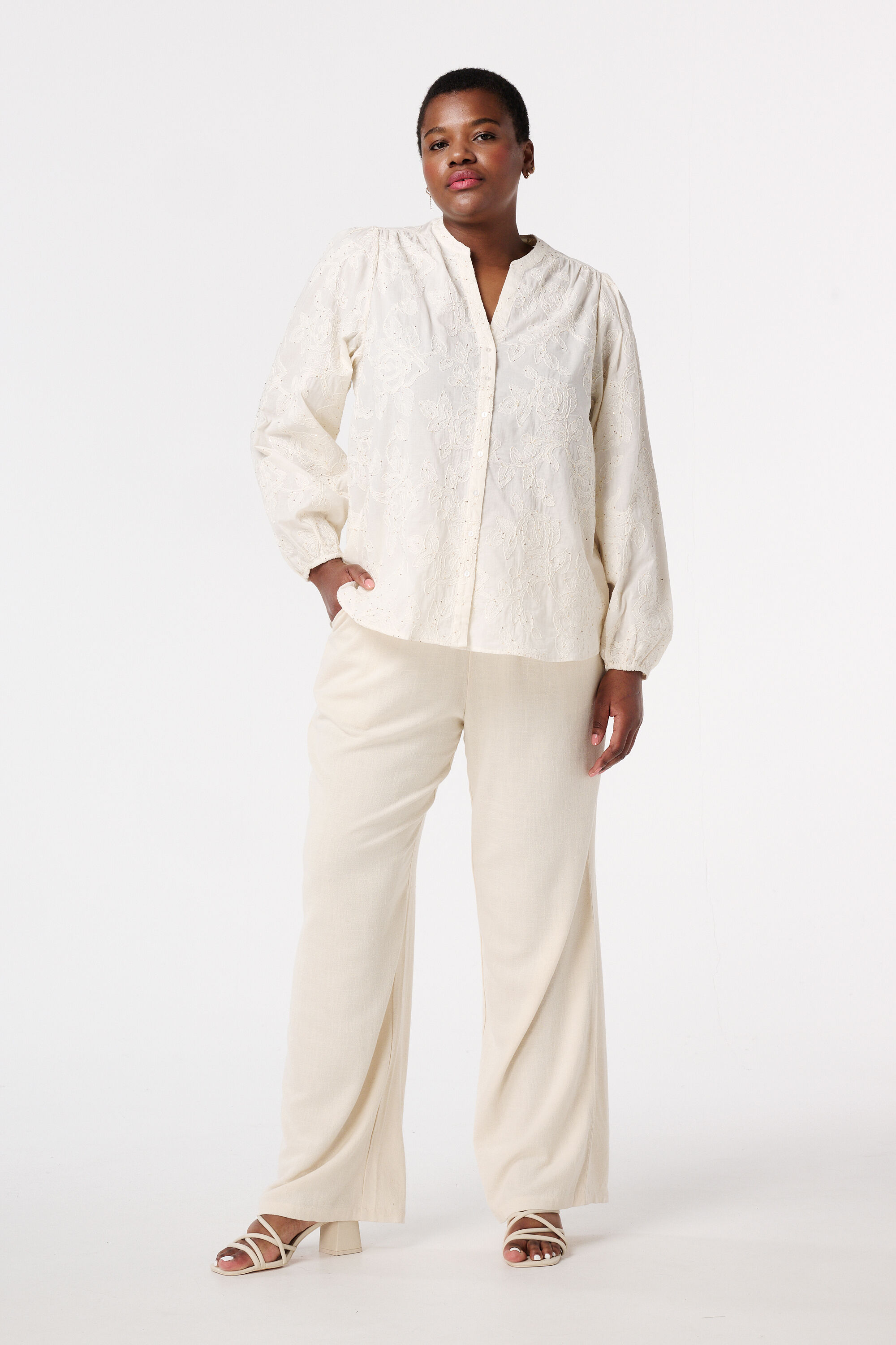 Blusa con bordados florales image number 5