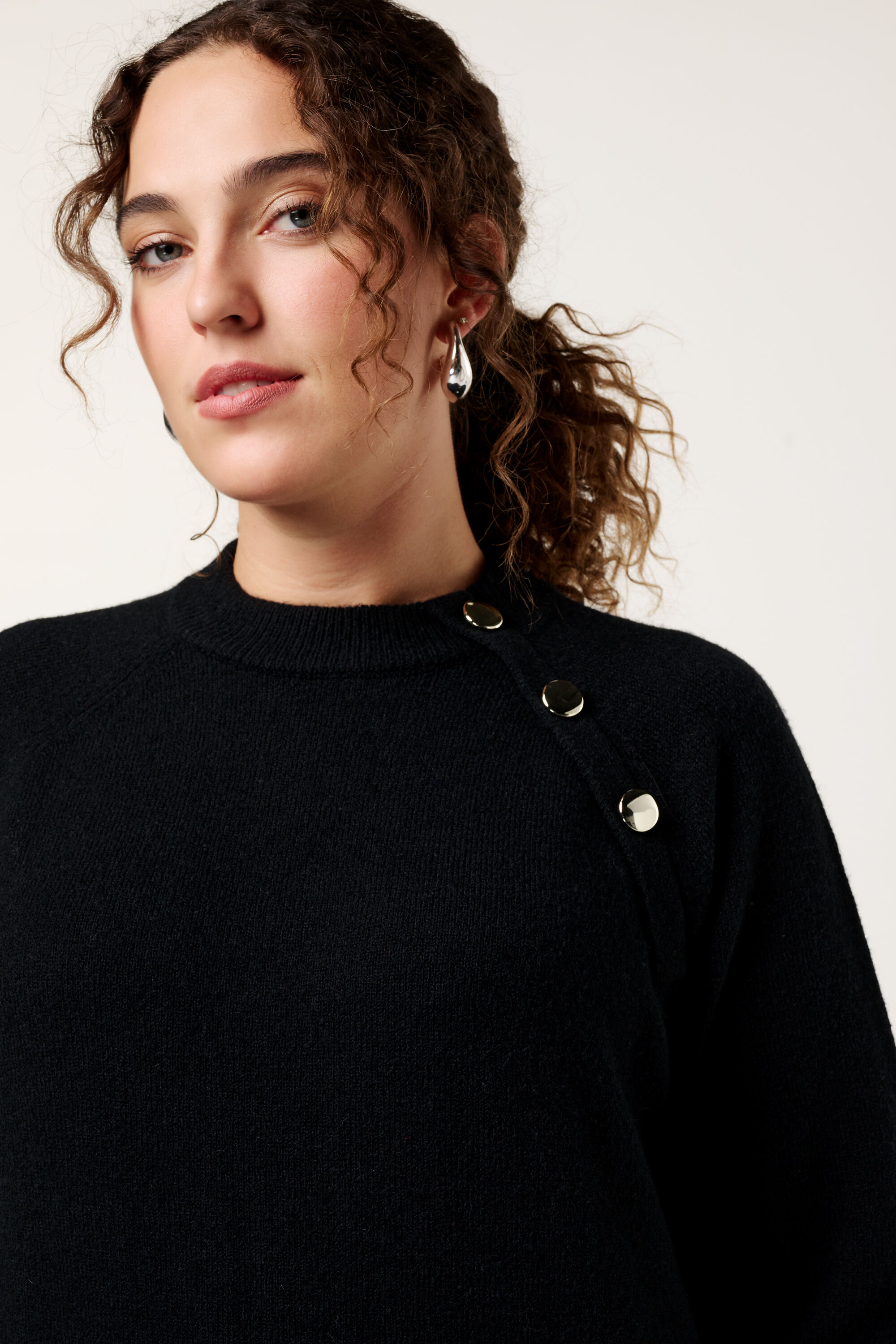 Vestido midi de punto con botones decorativos image number 4