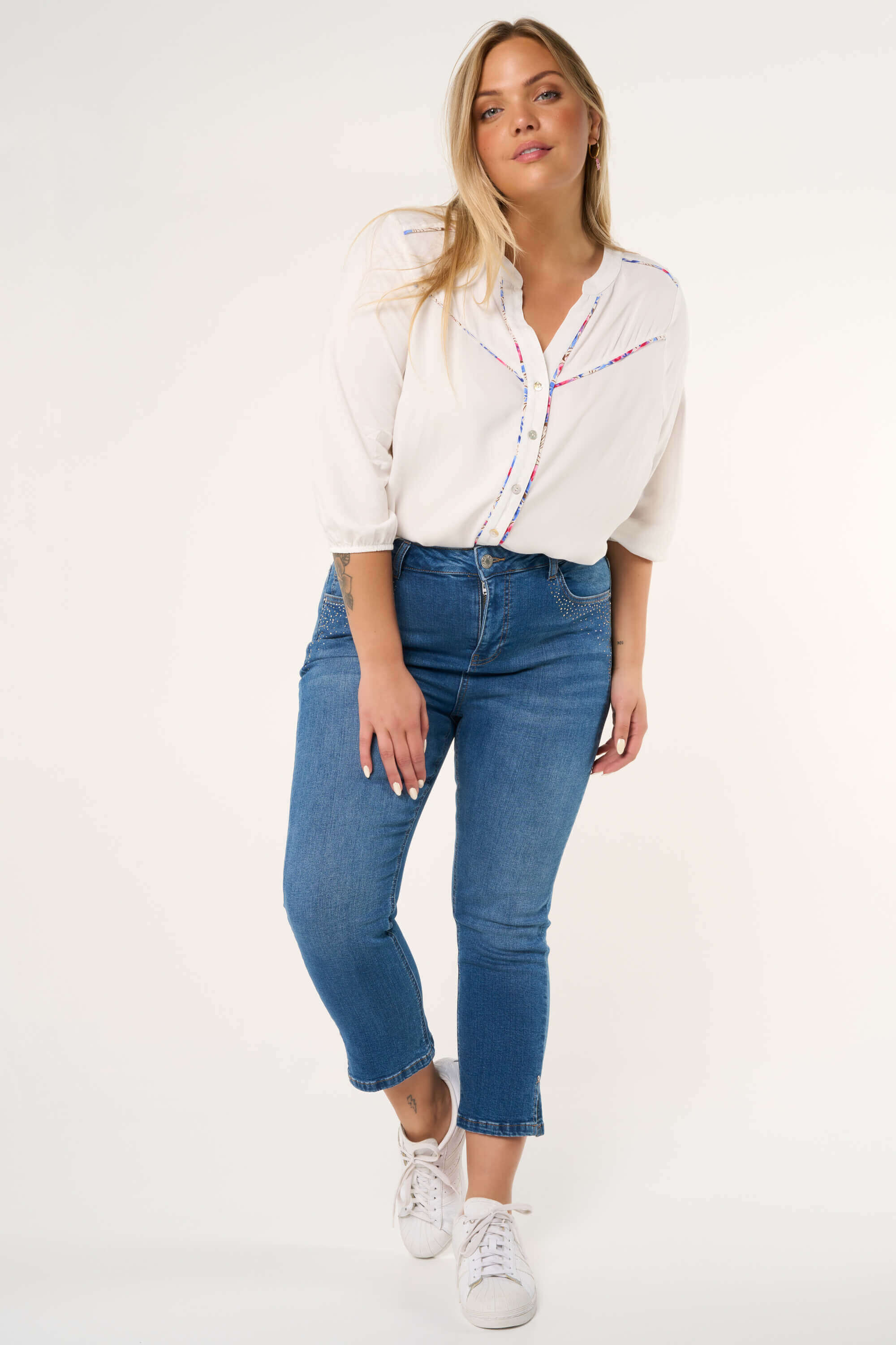 Pantalones capri con brillantes image number 6