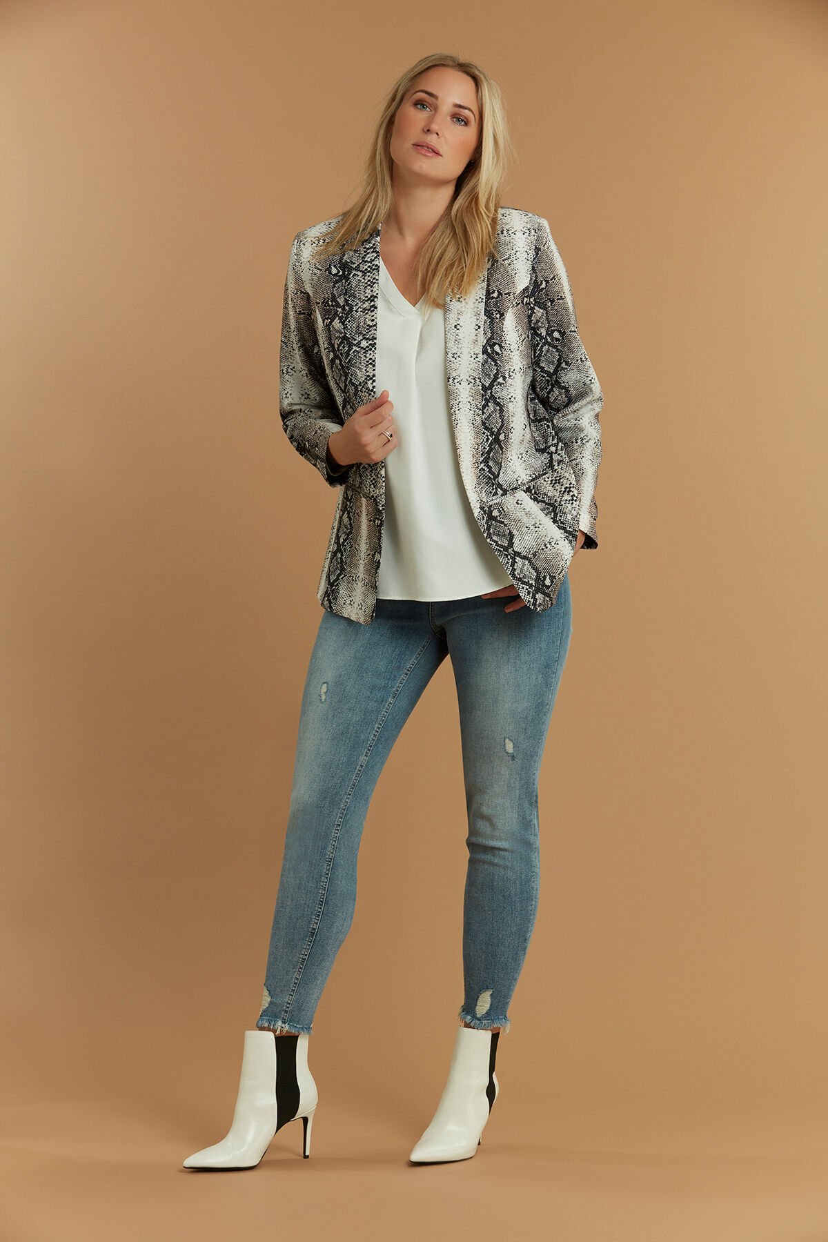 Blazer con estampado de serpiente image number 5