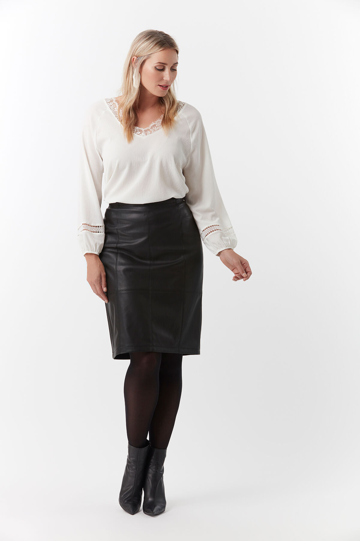 Blusa con cuello de encaje image number 3