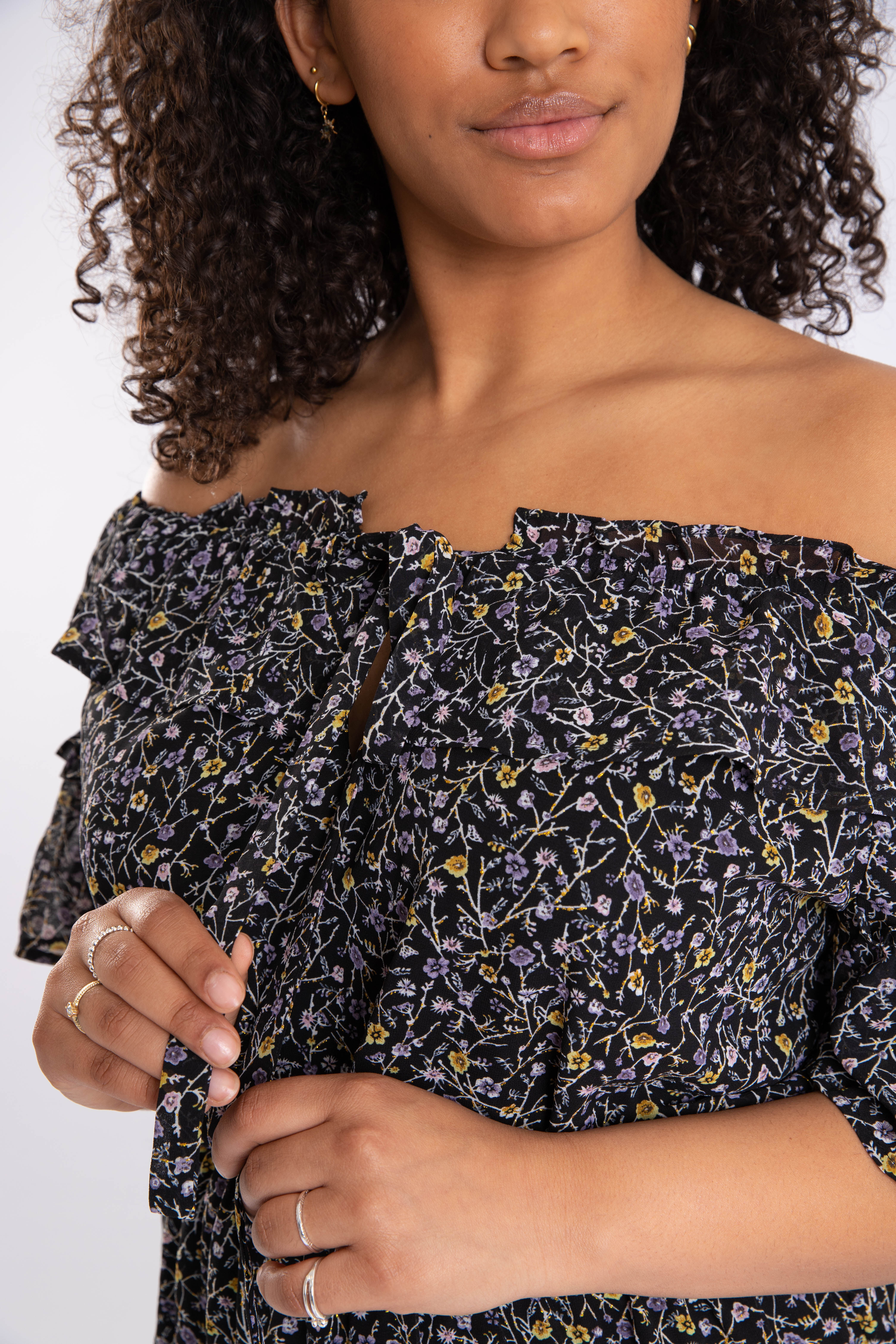 Vestido estampado con los hombros al descubierto image number 6