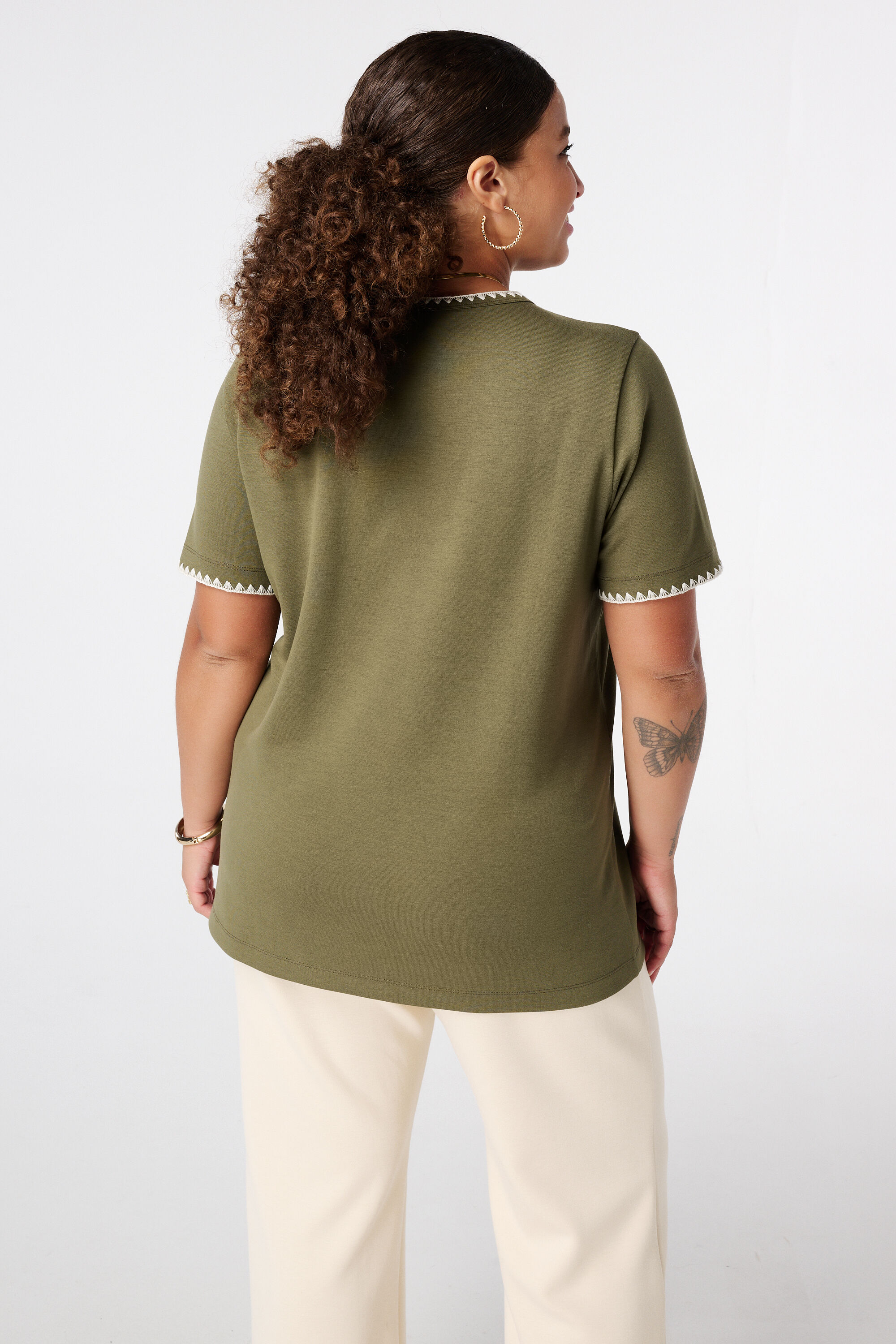 Camiseta con detalle que contrasta image number 3