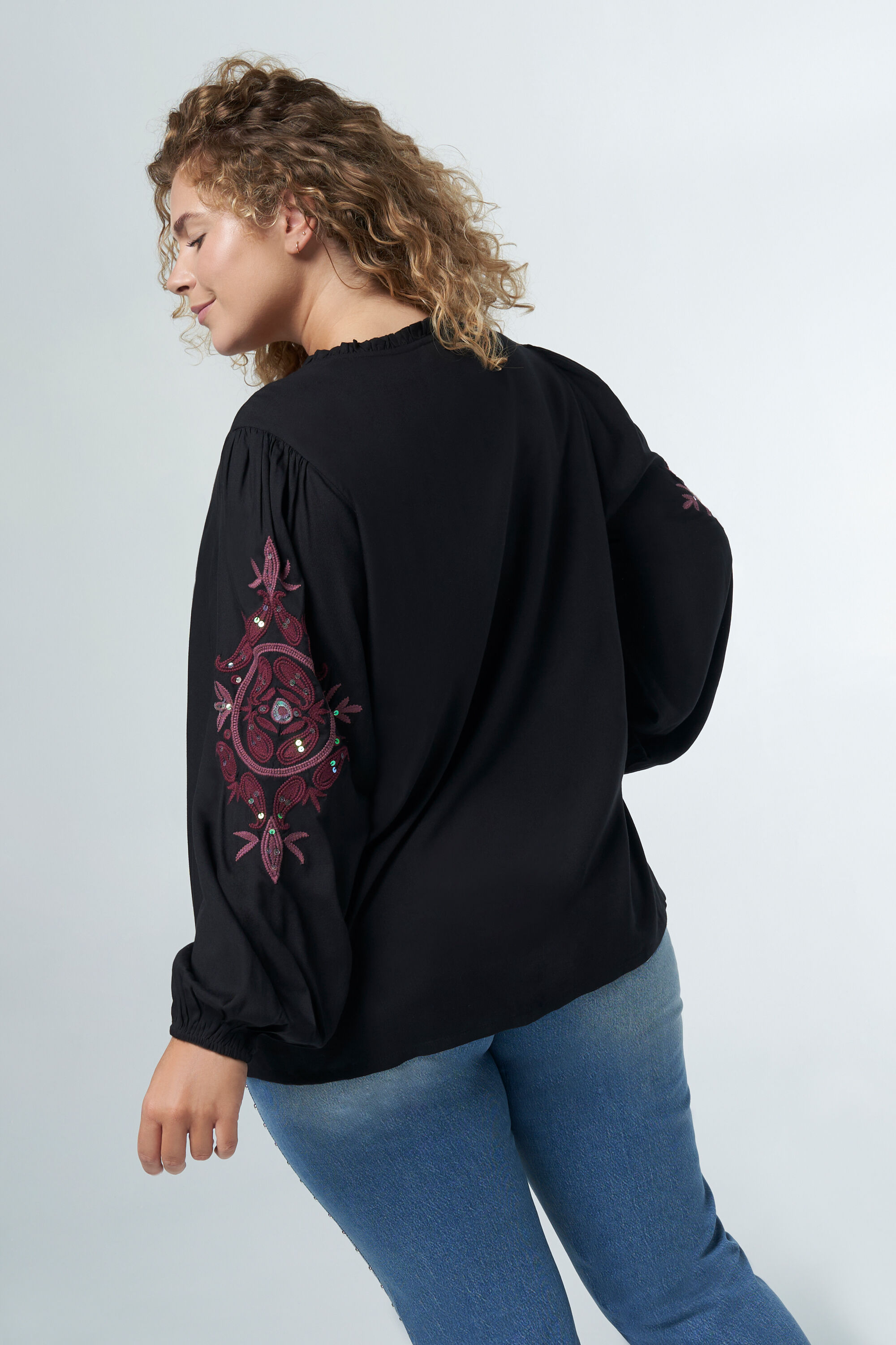 Blusa con bordado  image number 3