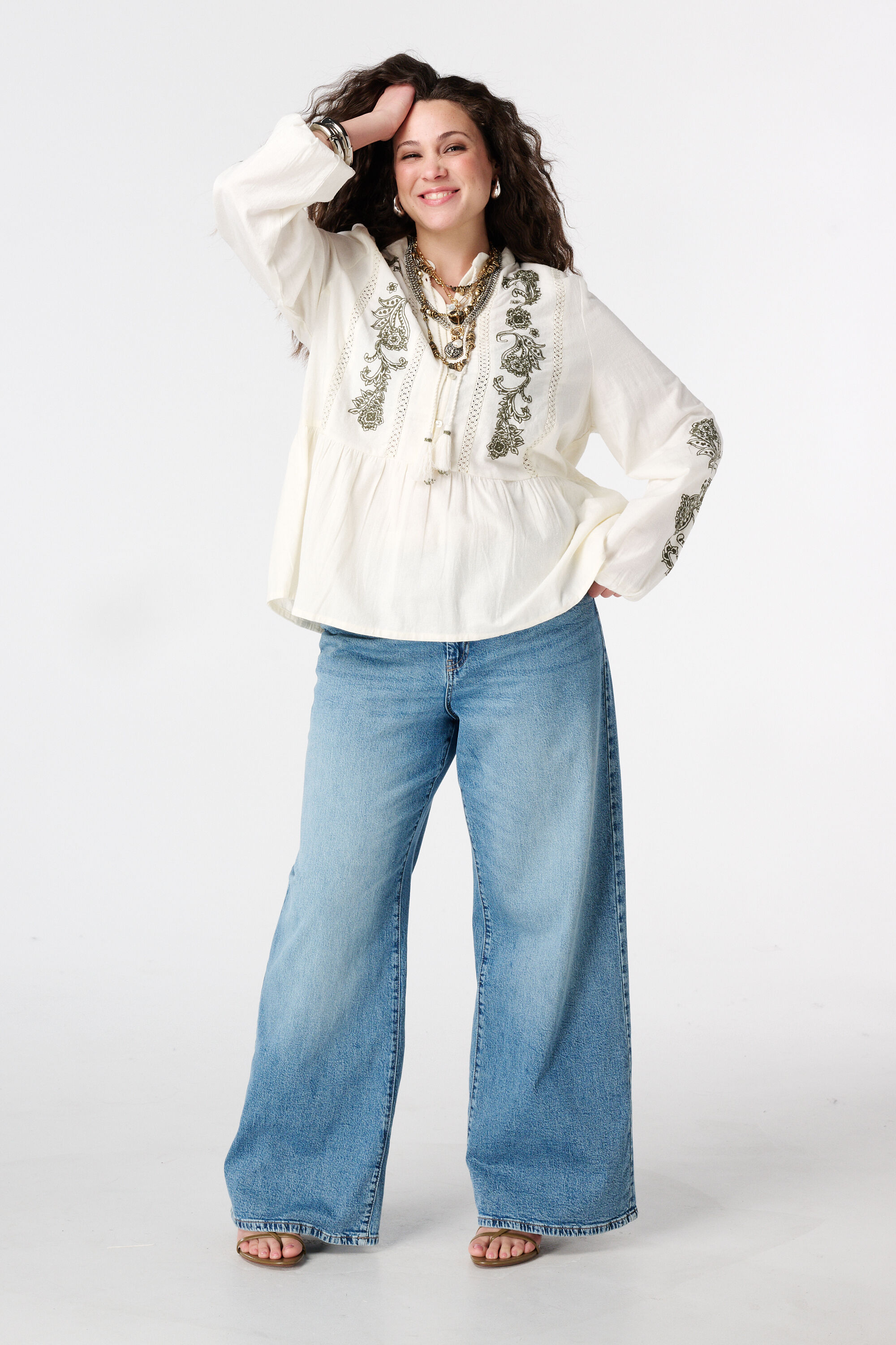 Blusa con bordado image number 5