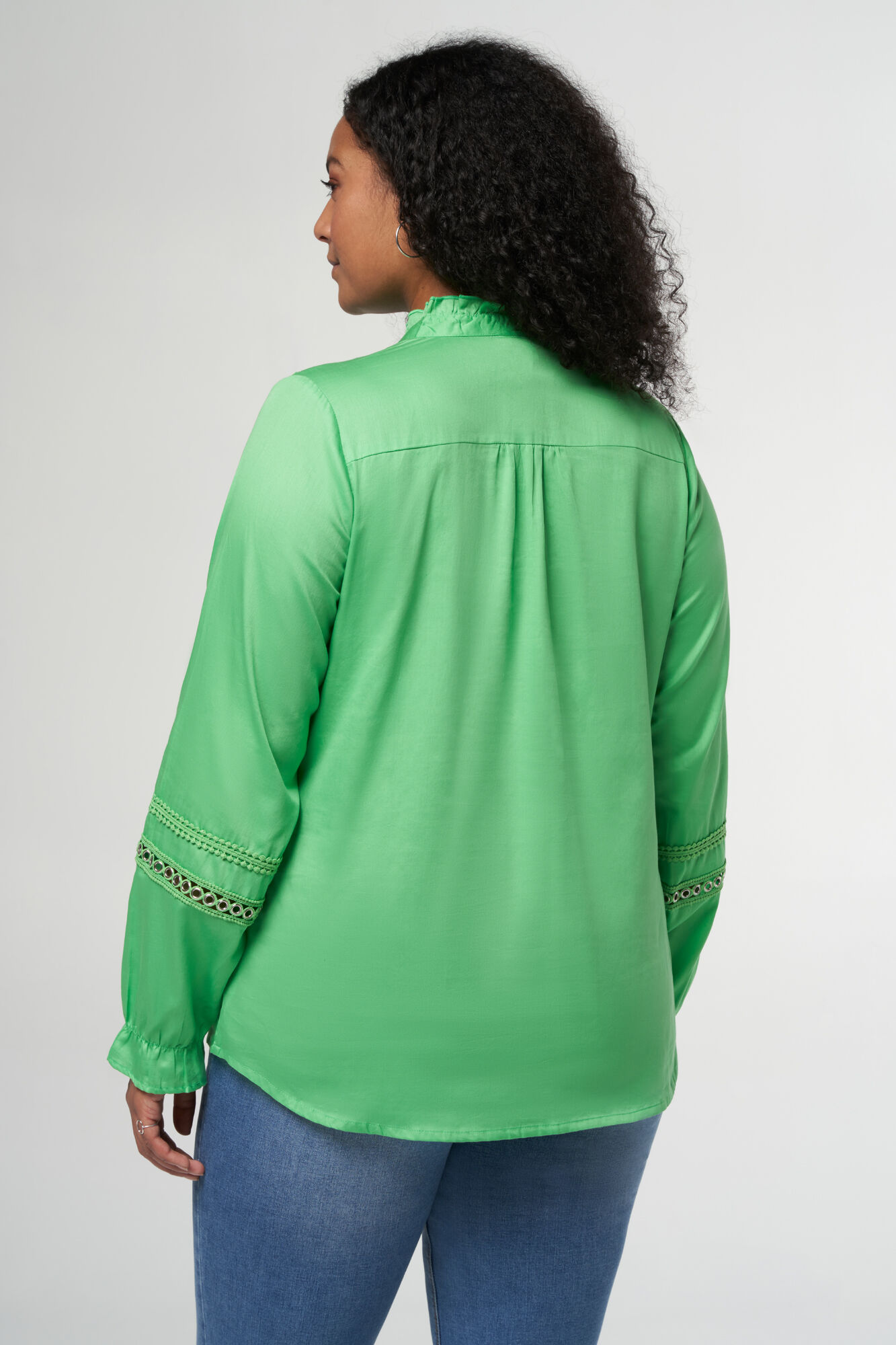 Blusa con detalles y cuello alto image number 3