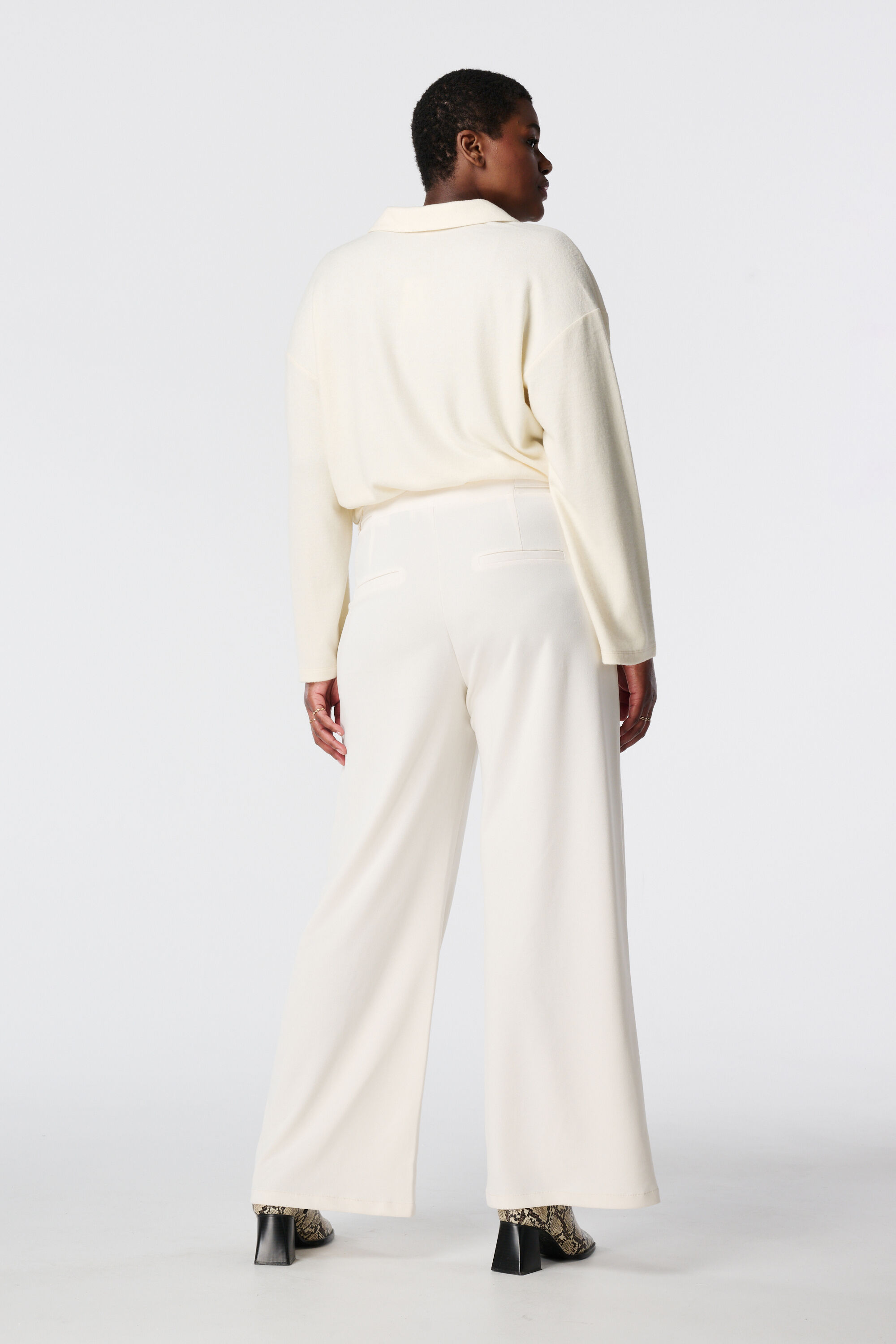 Pantalones el&aacute;sticos de corte recto image number 3