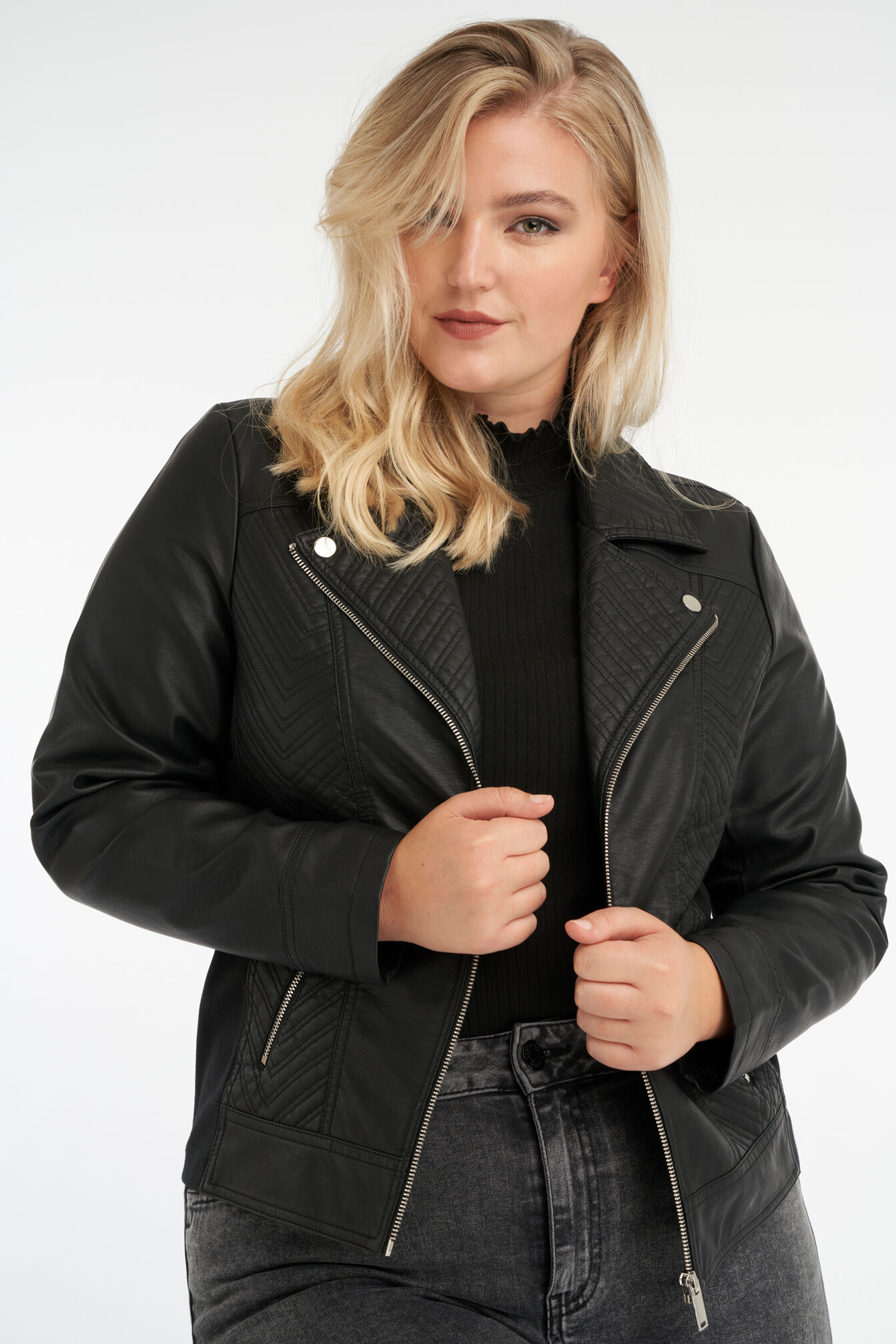 Chaqueta motera de cuero sint&eacute;tico image number 4