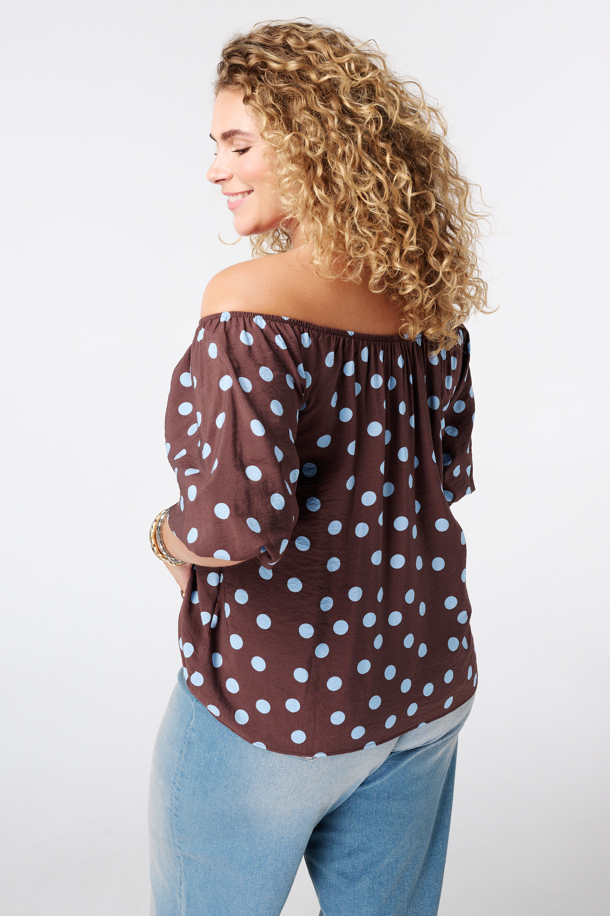 Blusa con hombros al descubierto y estampado de lunares image number 1