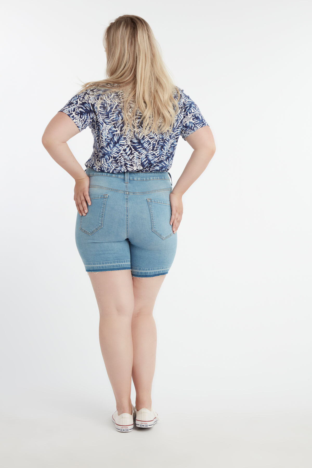 Shorts vaqueros con el bajo deshilachado image number 4