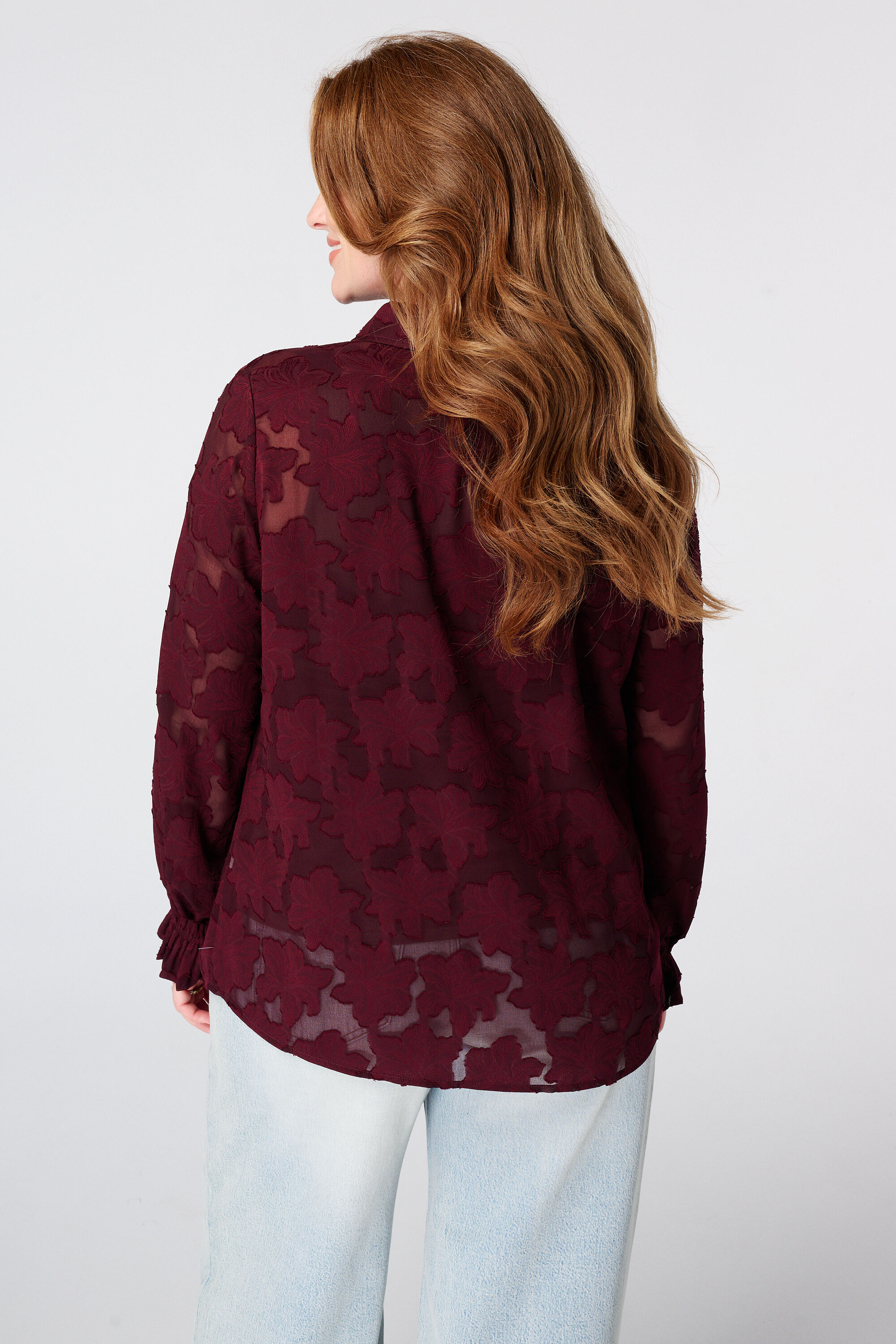 Blusa transl&uacute;cida con textura floral image number 3