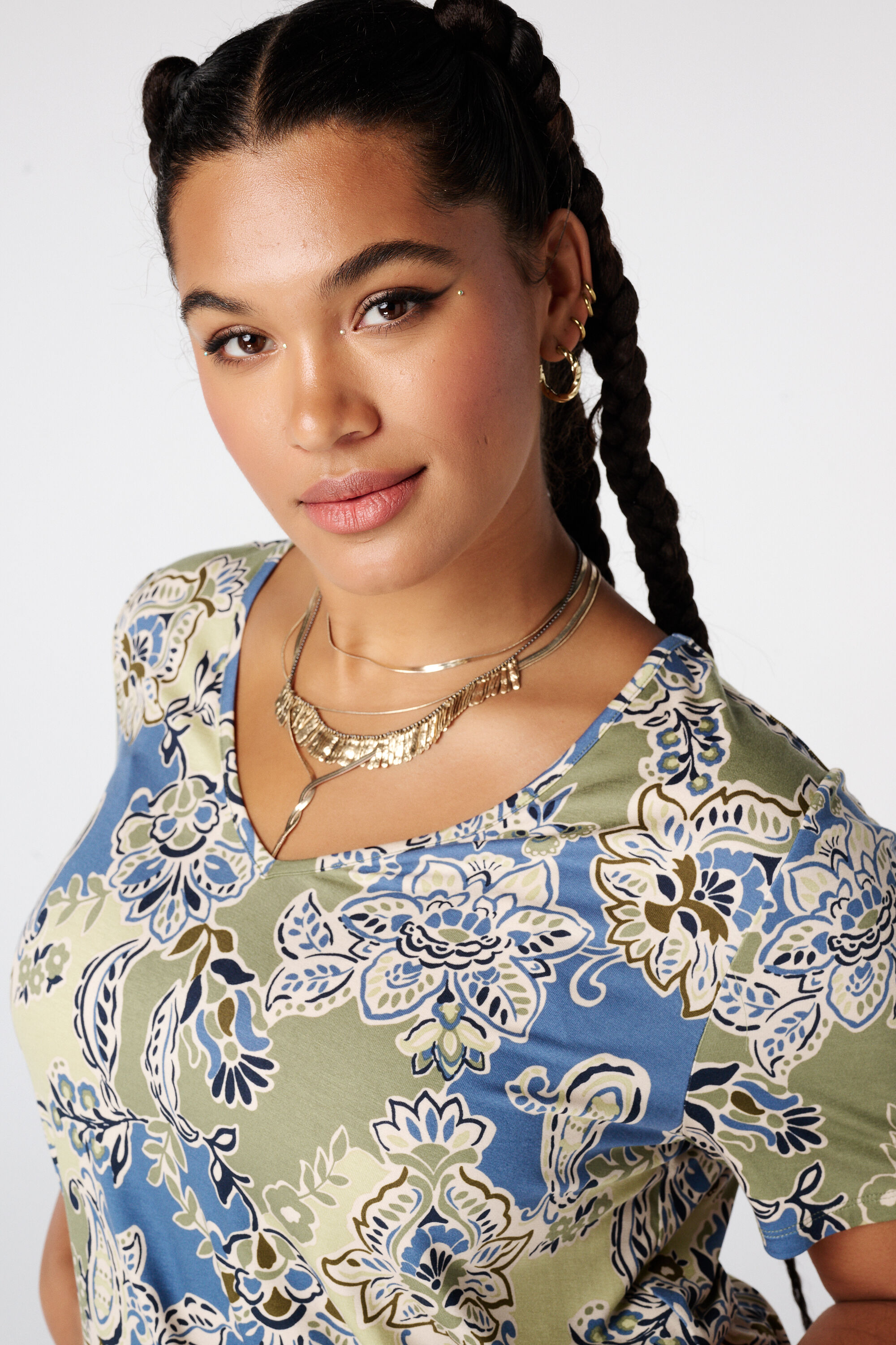 Top estampado con escote en V image number 4