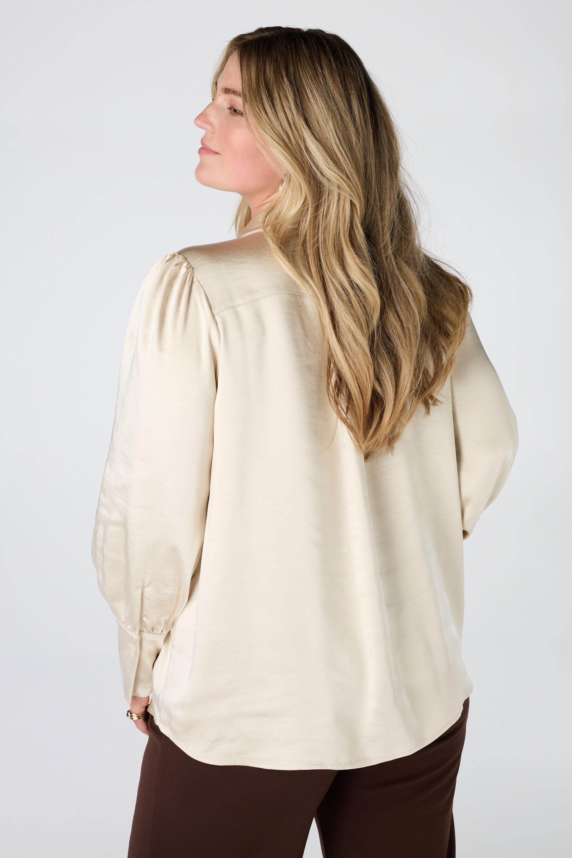 Blusa con acabado satinado image number 3