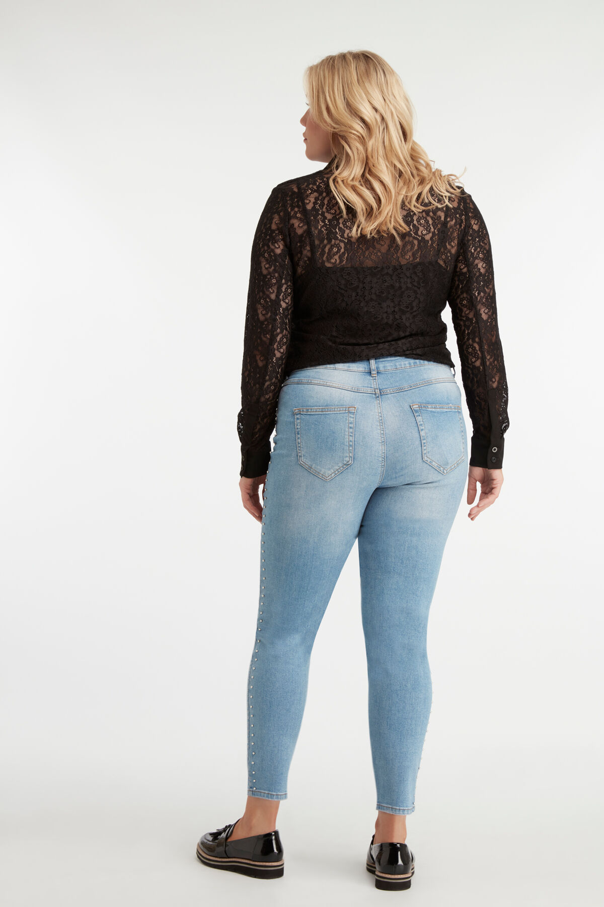 Vaqueros con brillantes sint&eacute;ticos y tachuelas image number 4