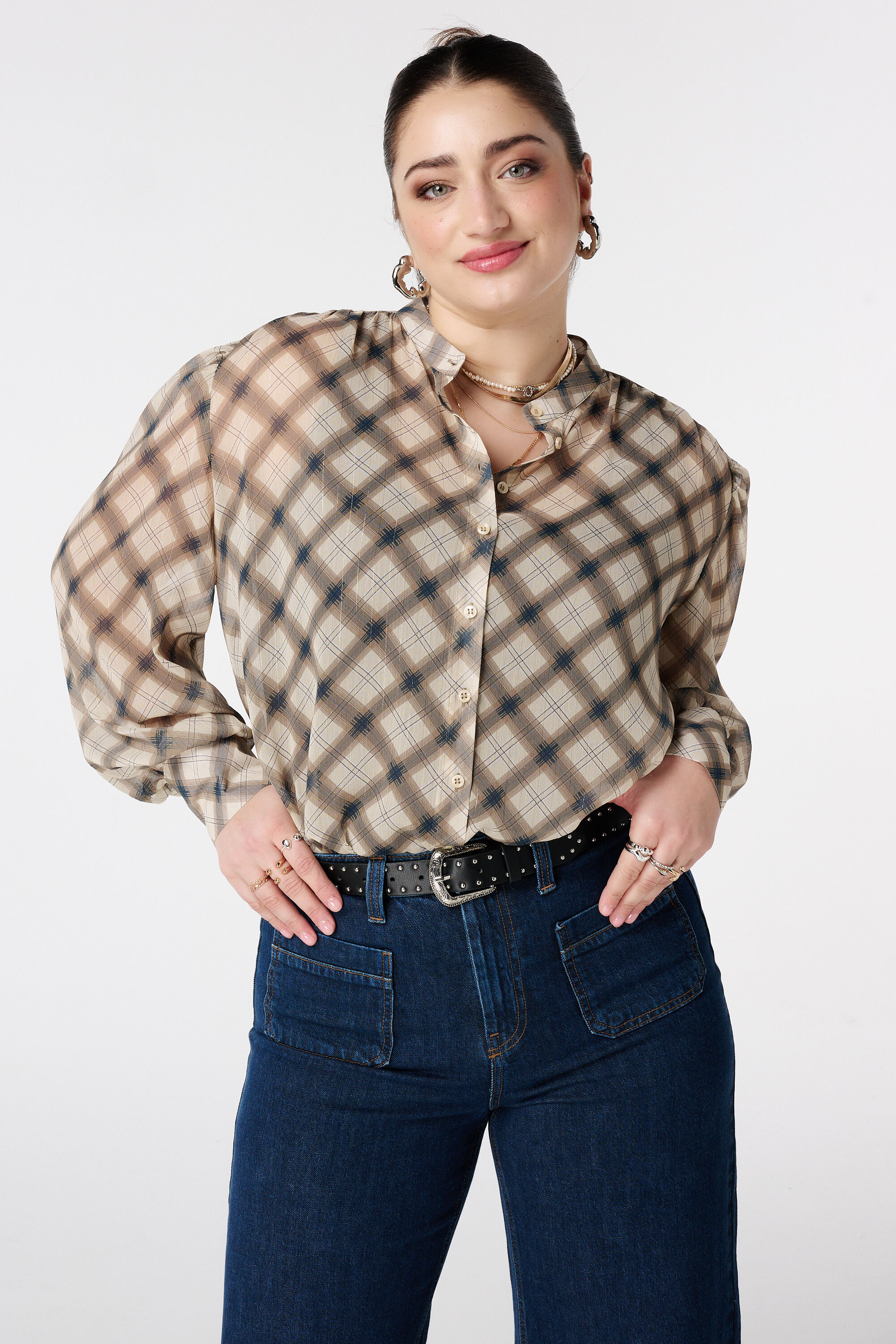 Cintur&oacute;n con tachuelas y hebilla