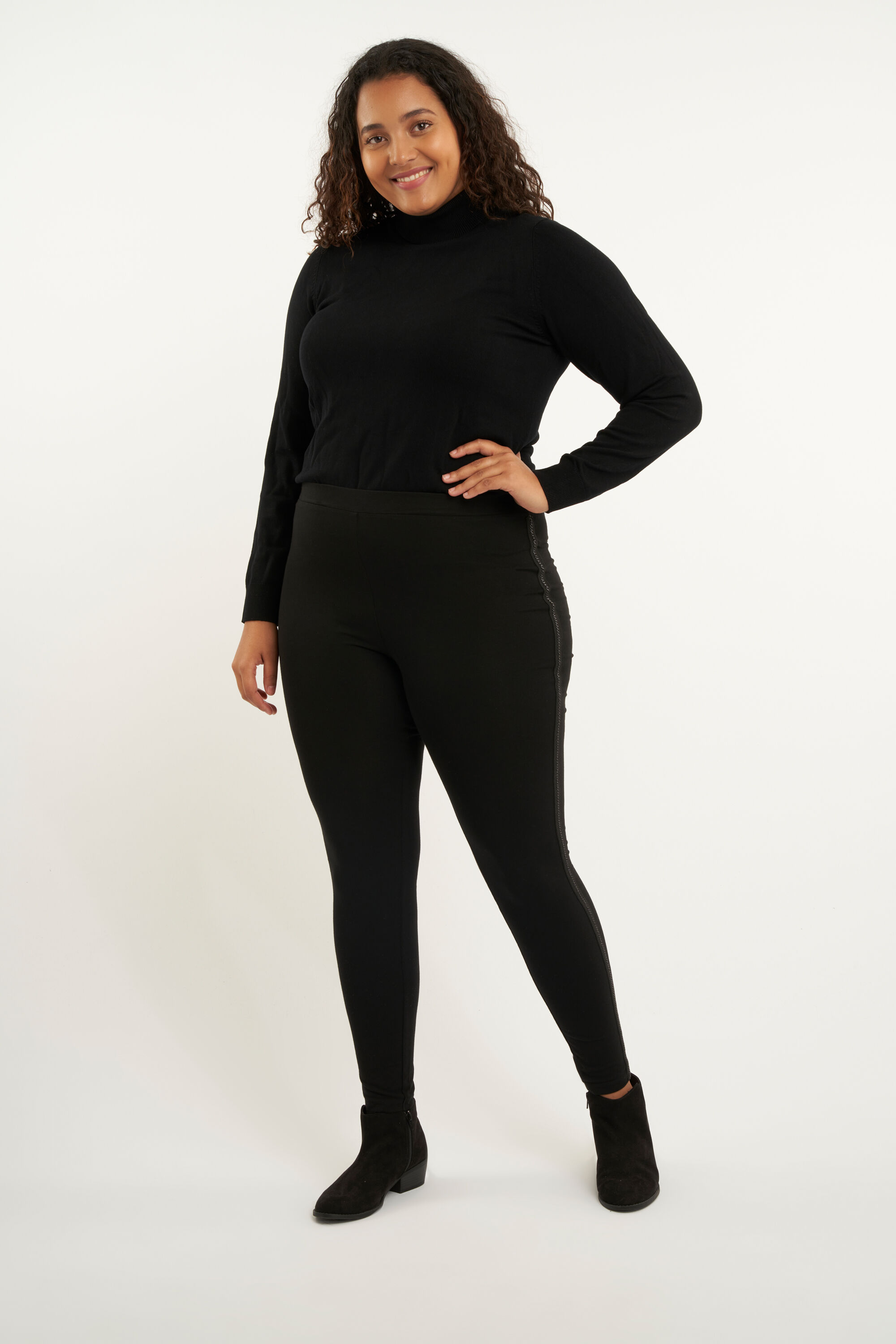 Legging con un remate decorativo lateral image number 4