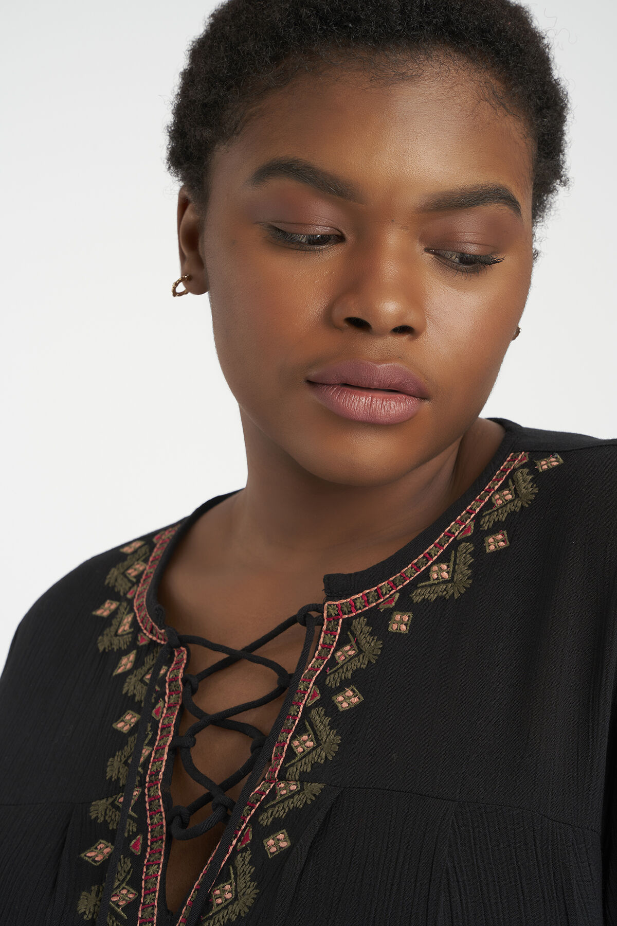 Blusa con detalle bordado image number 5