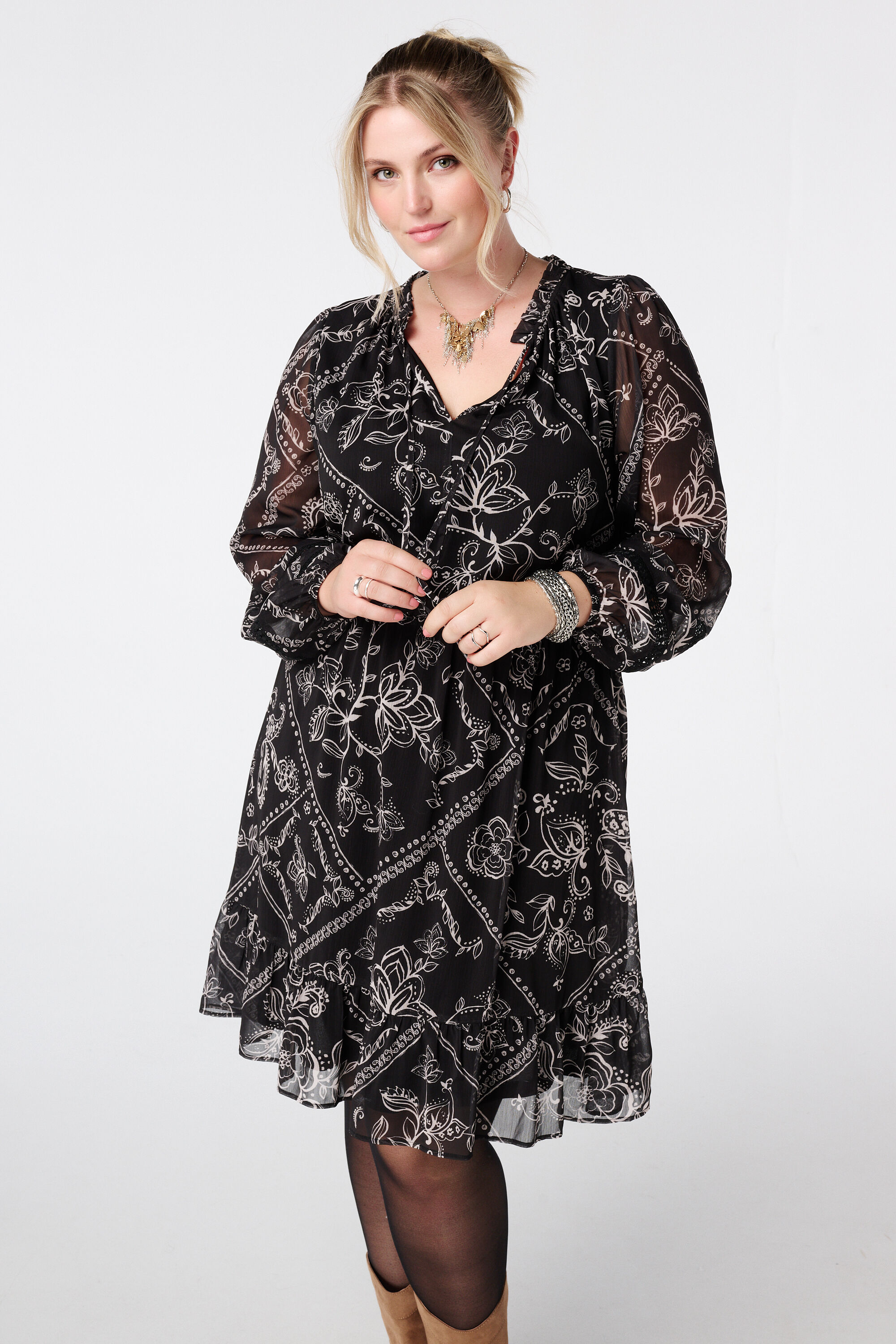 Vestido con estampado y detalles bordados image number 5