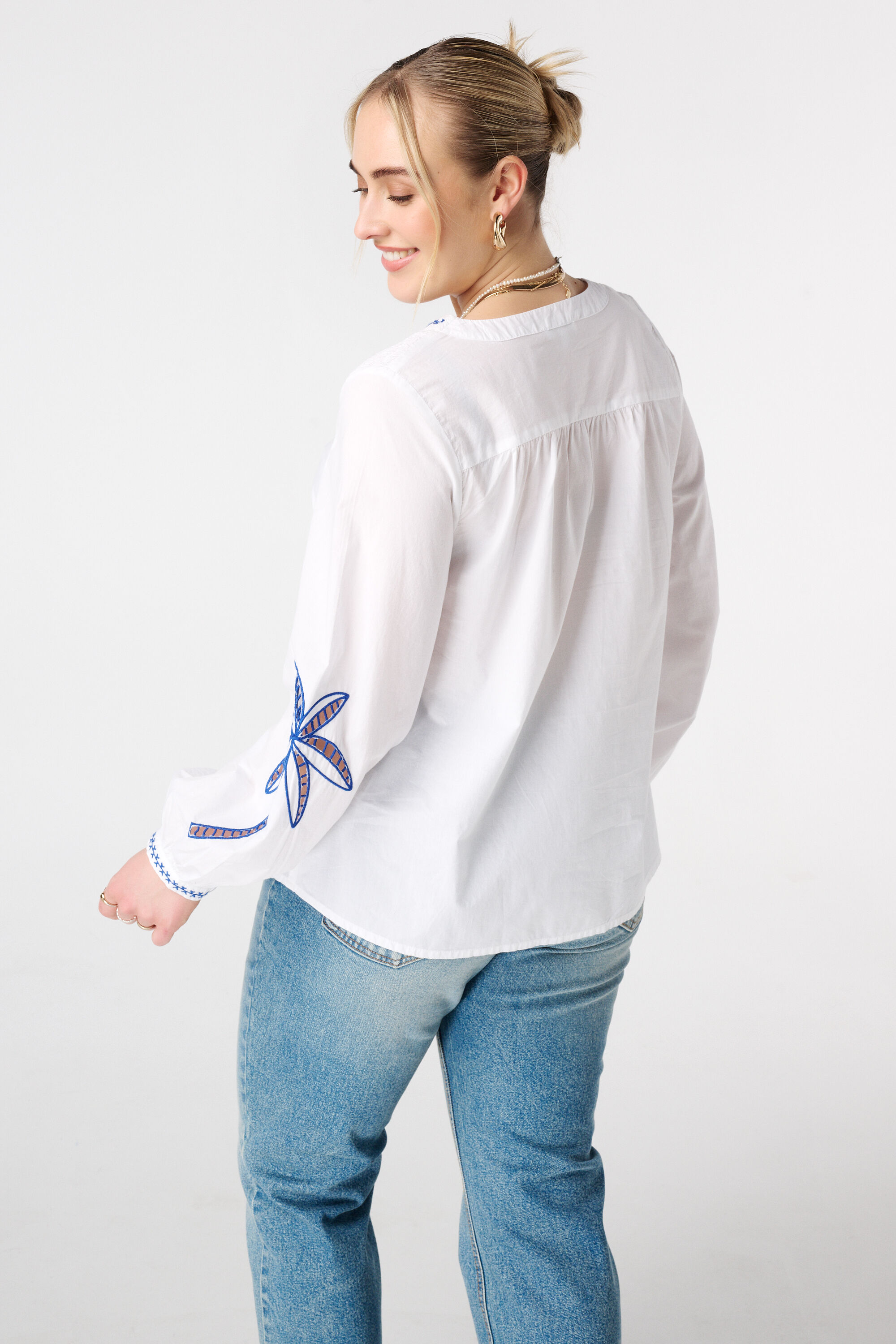 Blusa con bordado image number 3