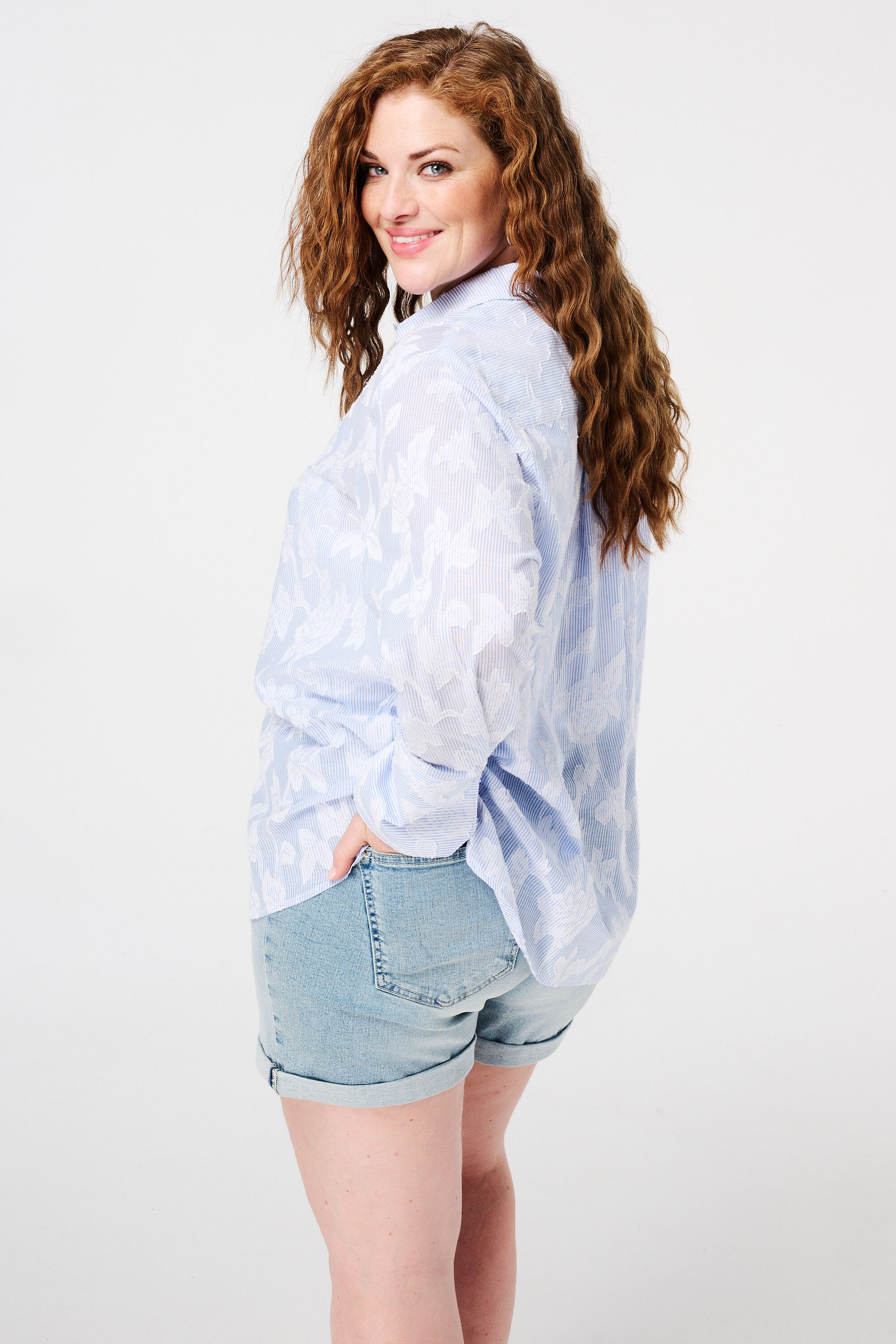 Blusa con un dise&ntilde;o floral image number 3