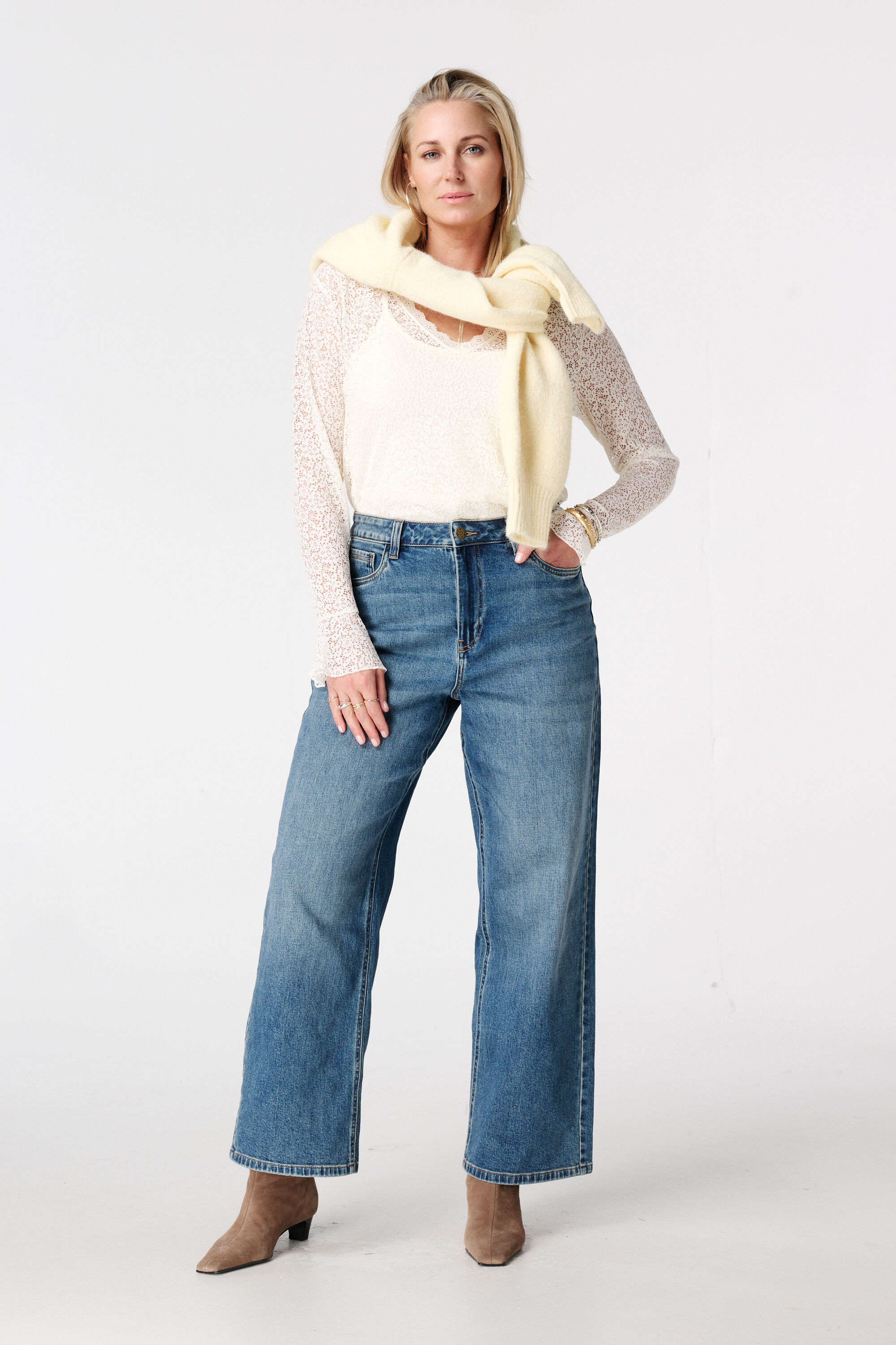 Top de encaje con mangas trompeta image number 5