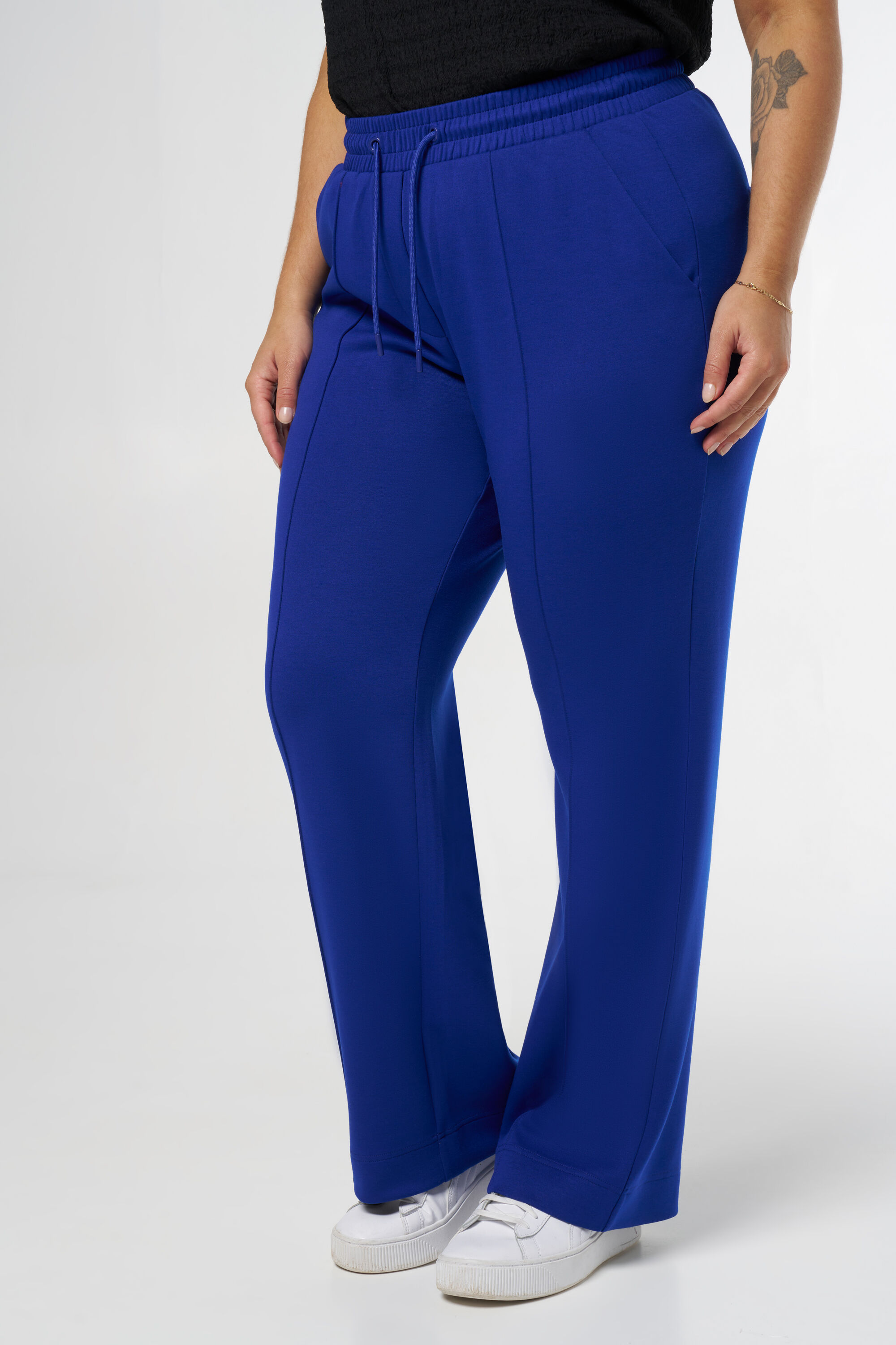 Vaqueros con pespunte decorativo  image number 4