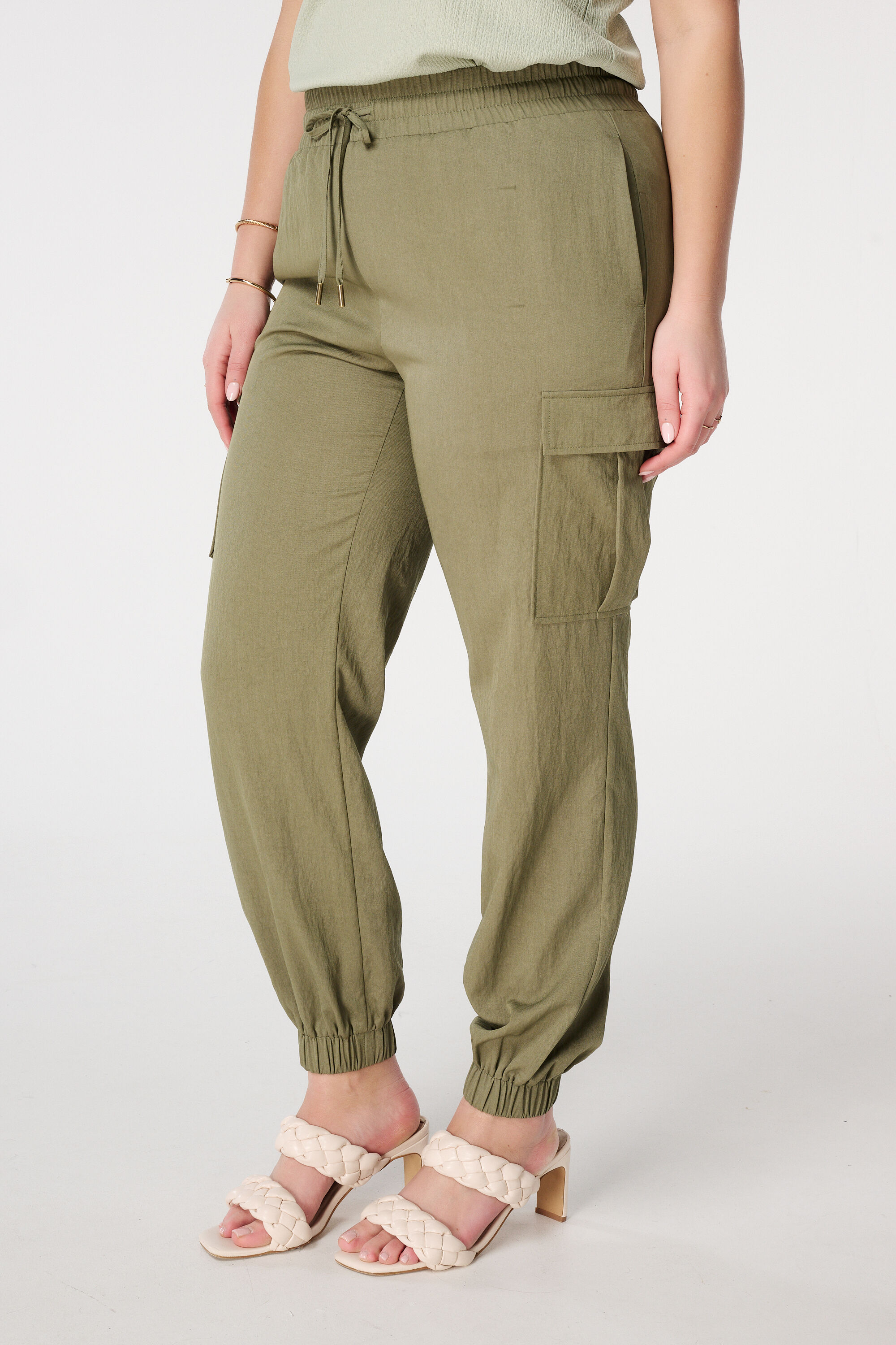 Pantalones con bolsillos y cintura el&aacute;stica image number 5