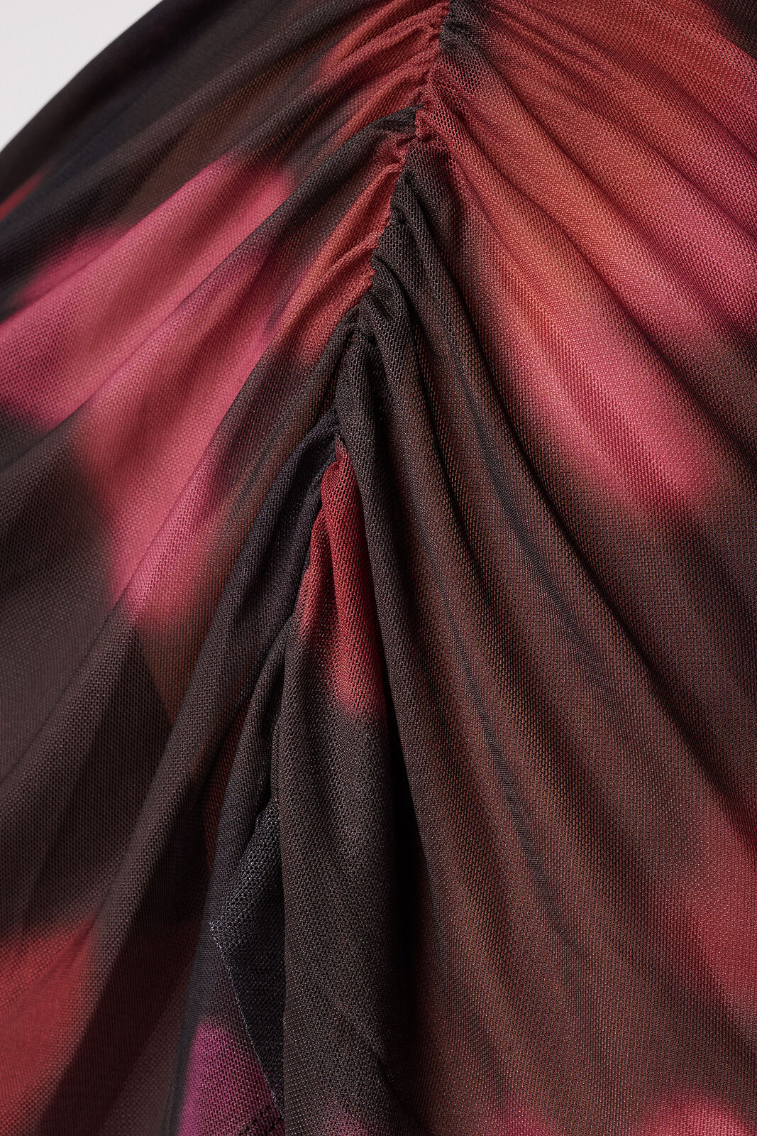 Top de malla con mangas drapeadas image number 6