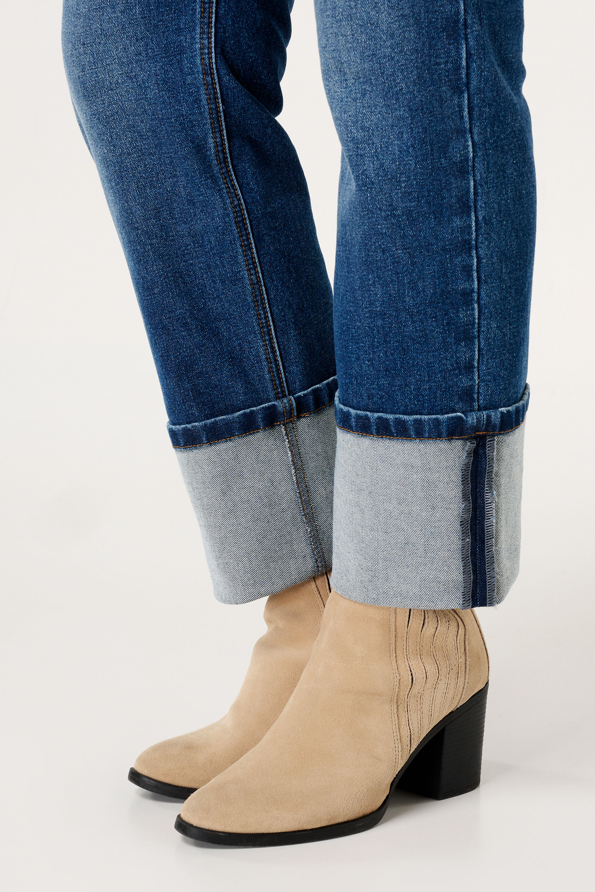 Vaqueros con perneras rectas y vuelta image number 4