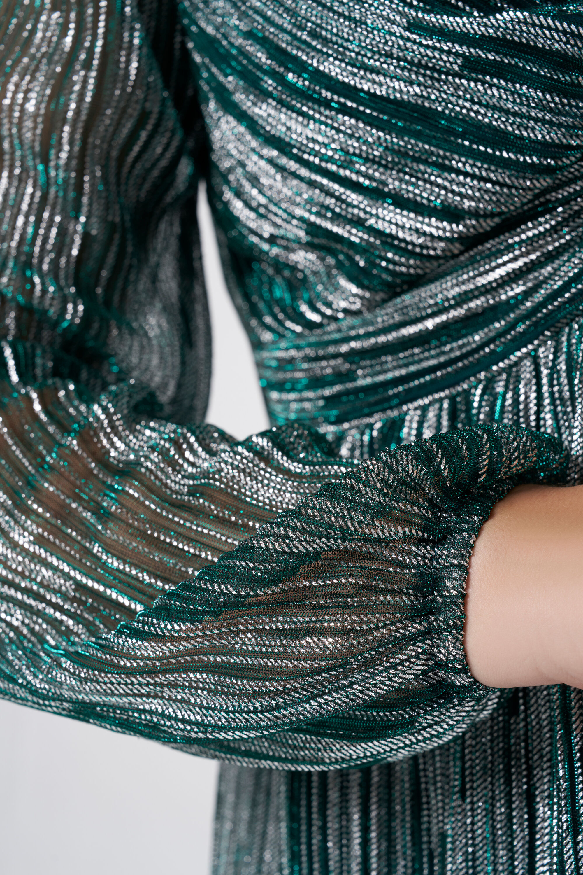 Top met&aacute;lico con detalle trenzado image number 4