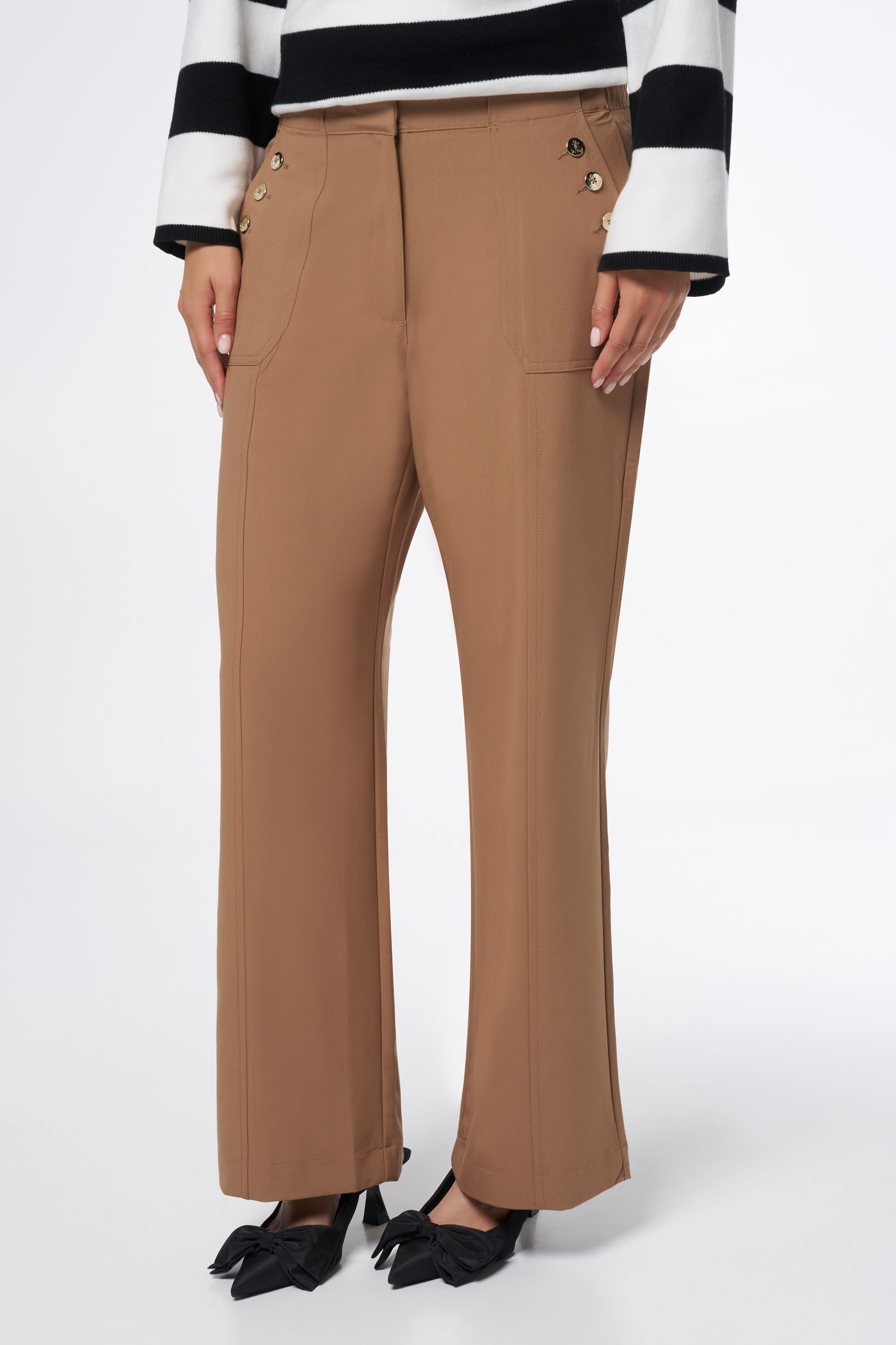 Pantalones de pernera ancha con botones decorativos image number 5