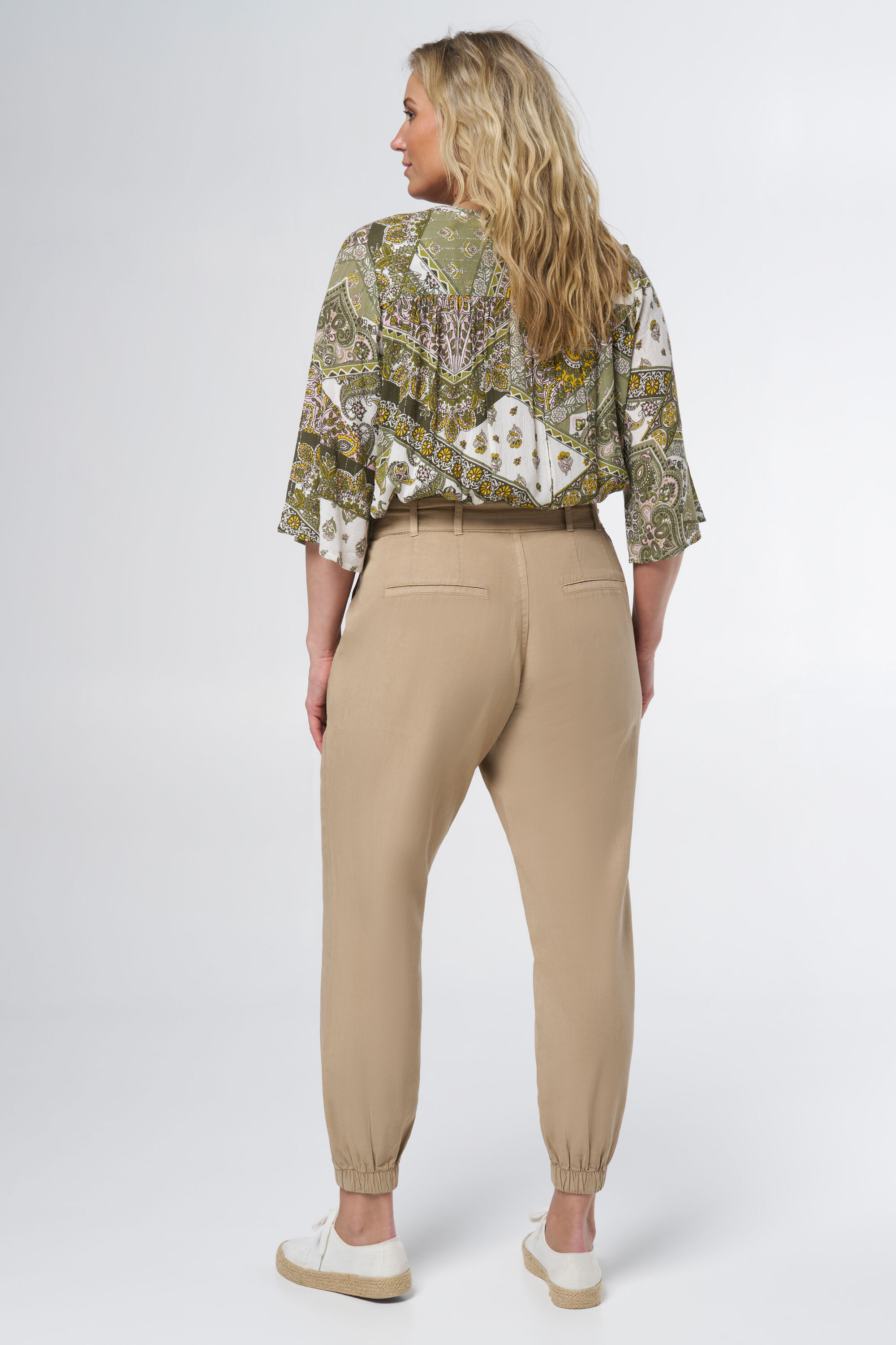 Pantal&oacute;n con cintur&oacute;n image number 3