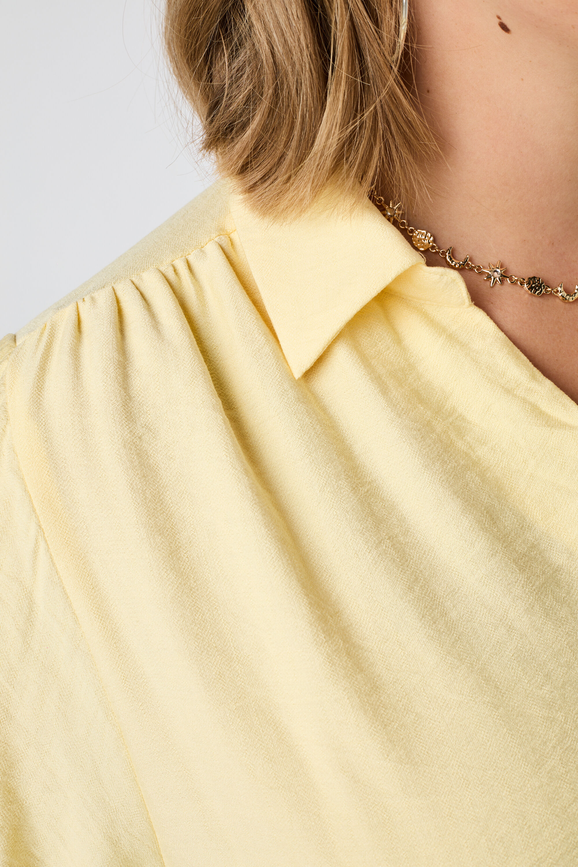 Blusa con mangas abullonadas image number 6