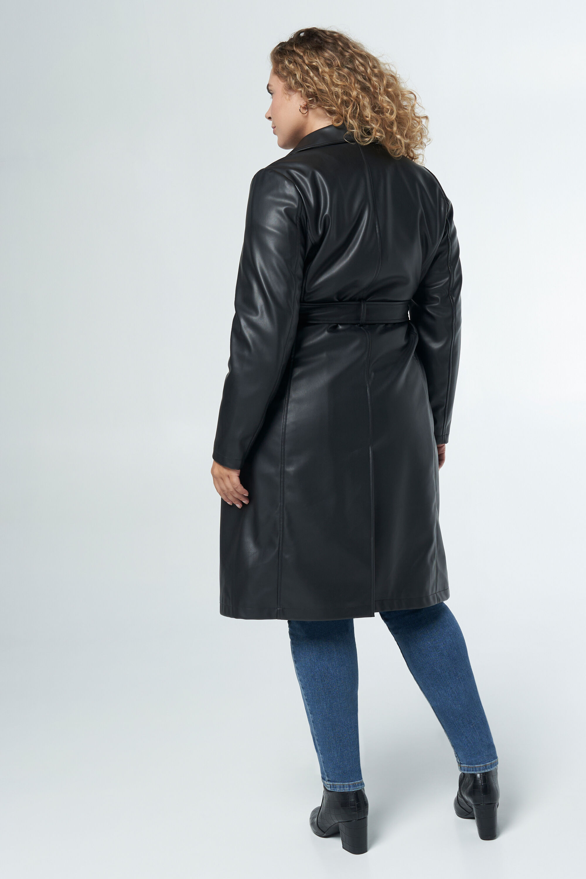 Gabardina de cuero sint&eacute;tico image number 3