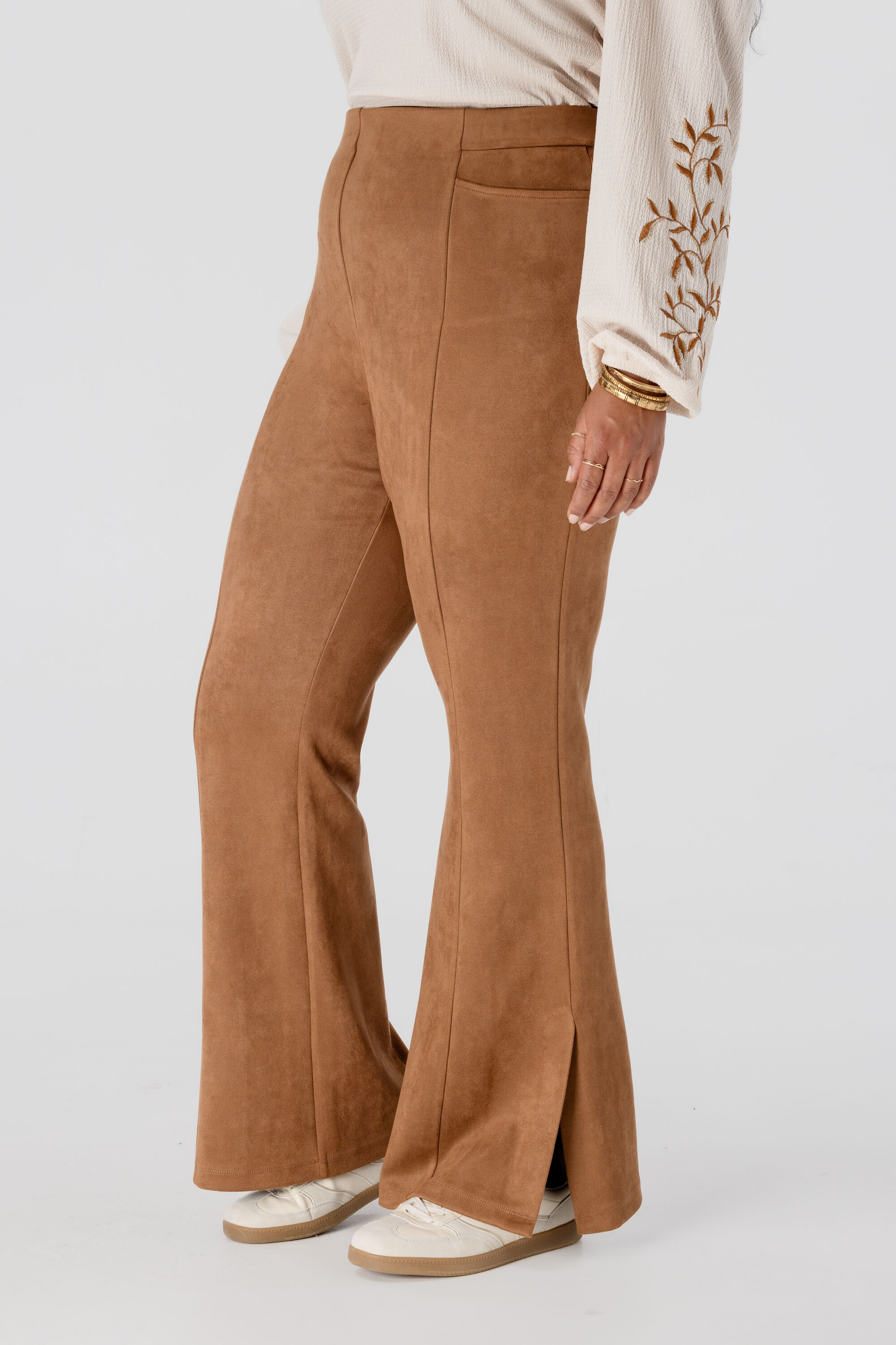 Pantalones acampanados con aspecto de ante image number 5