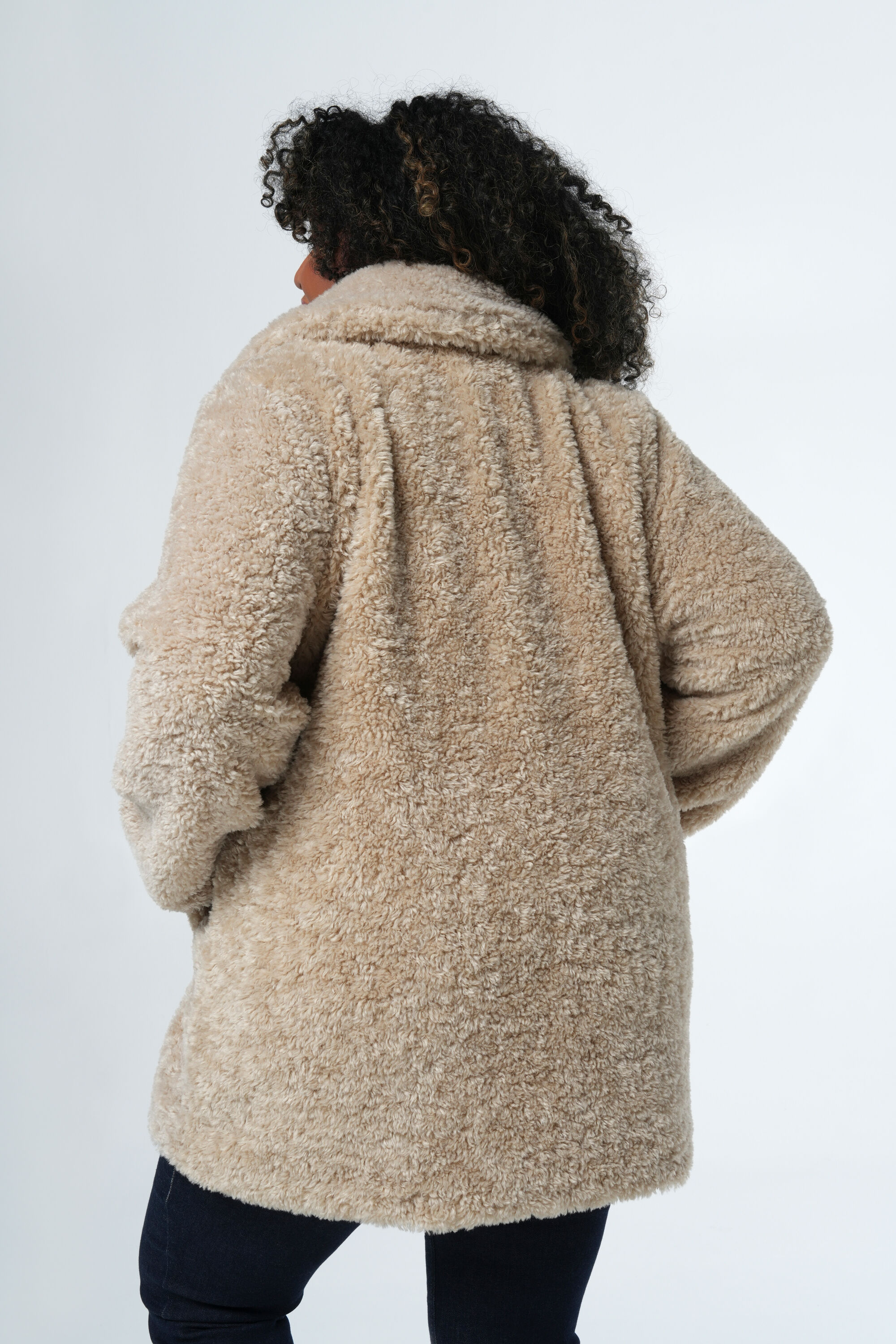 Abrigo de peluche image number 3