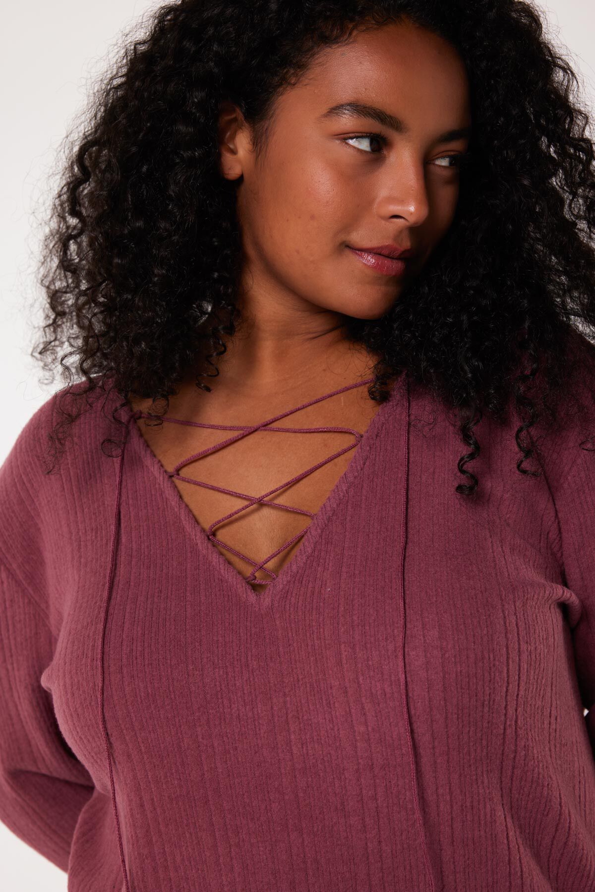 Top de corte recto con escote en V  image number 4