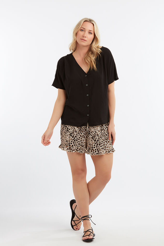 Shorts de viscosa con volantes y animal print image number 5