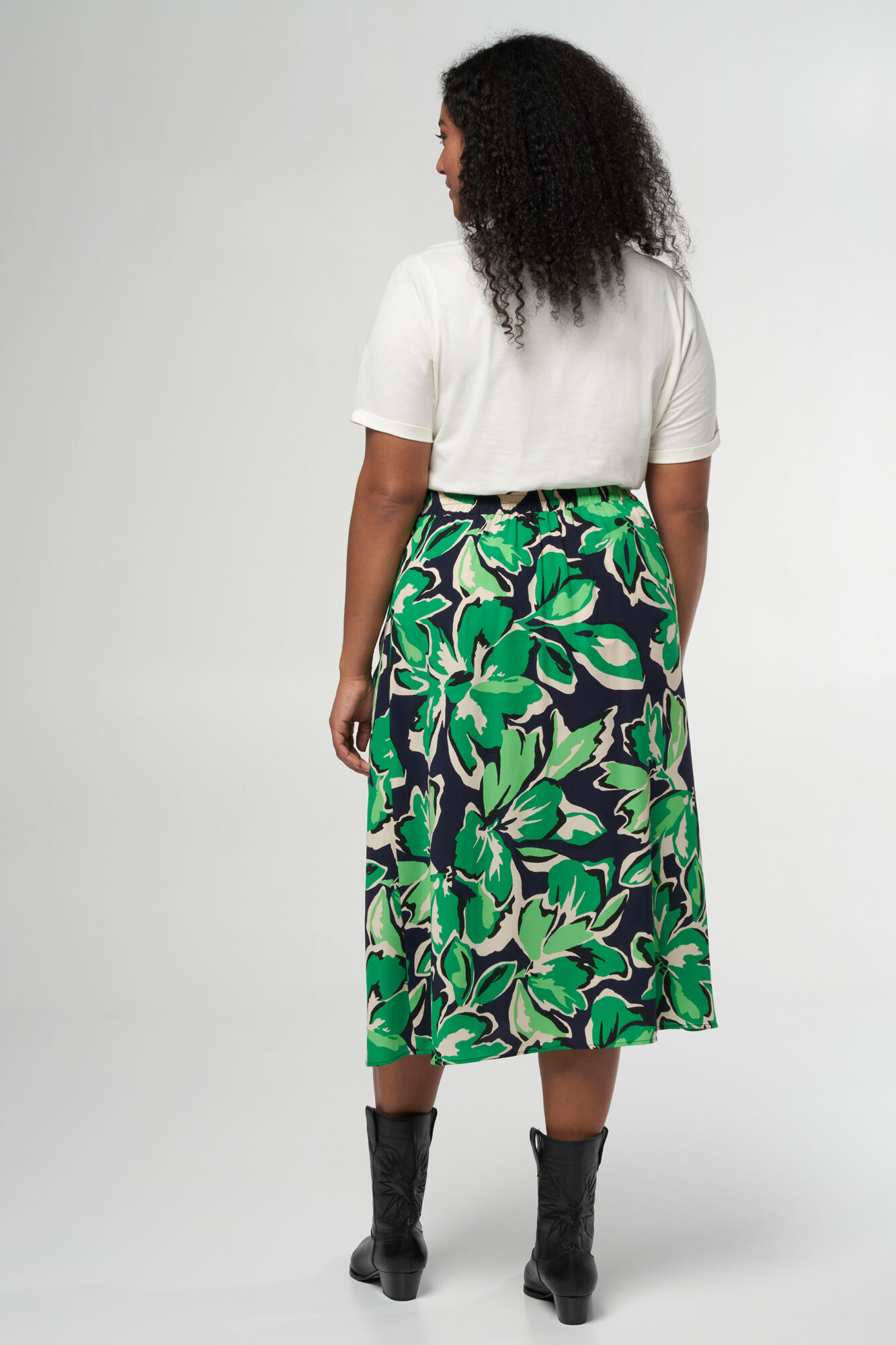 Falda con estampado y botones dorados image number 3