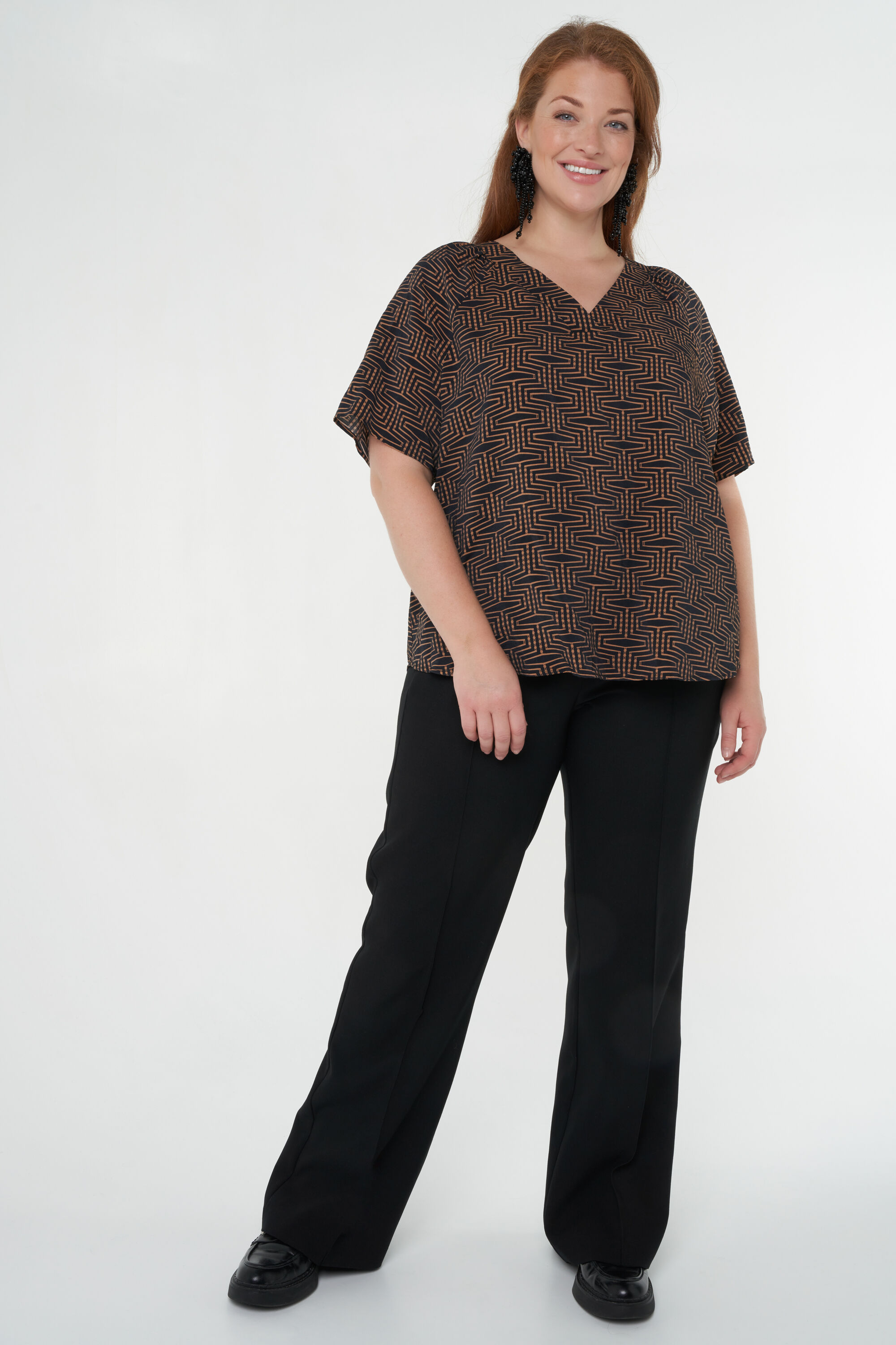 Blusa estampada con escote en V y manga corta image number 7