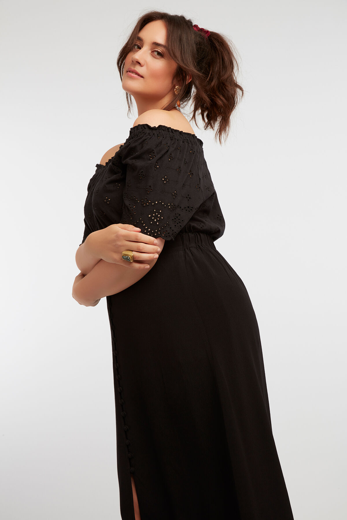 Top de broderie con los hombros descubiertos image number 4