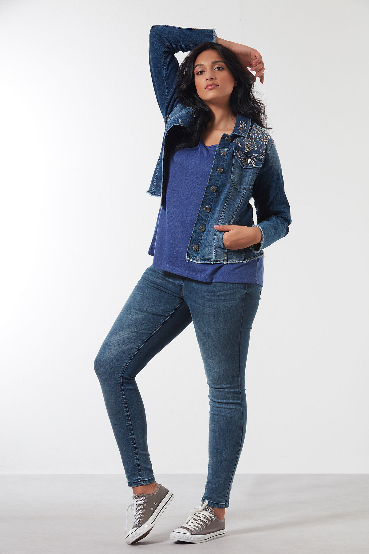 Chaqueta vaquera con tachuelas image number 4