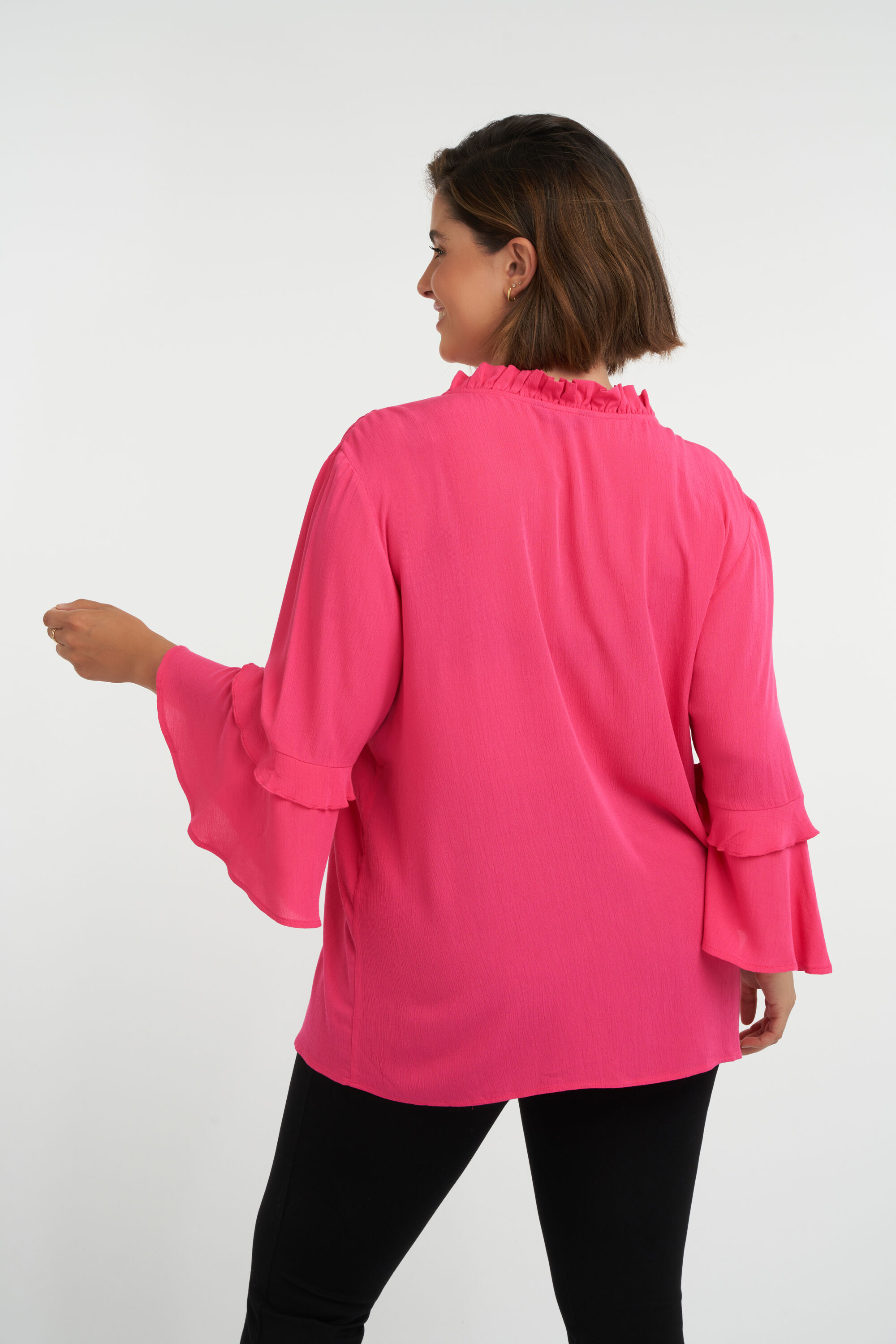 Blusa con volantes y botones image number 4