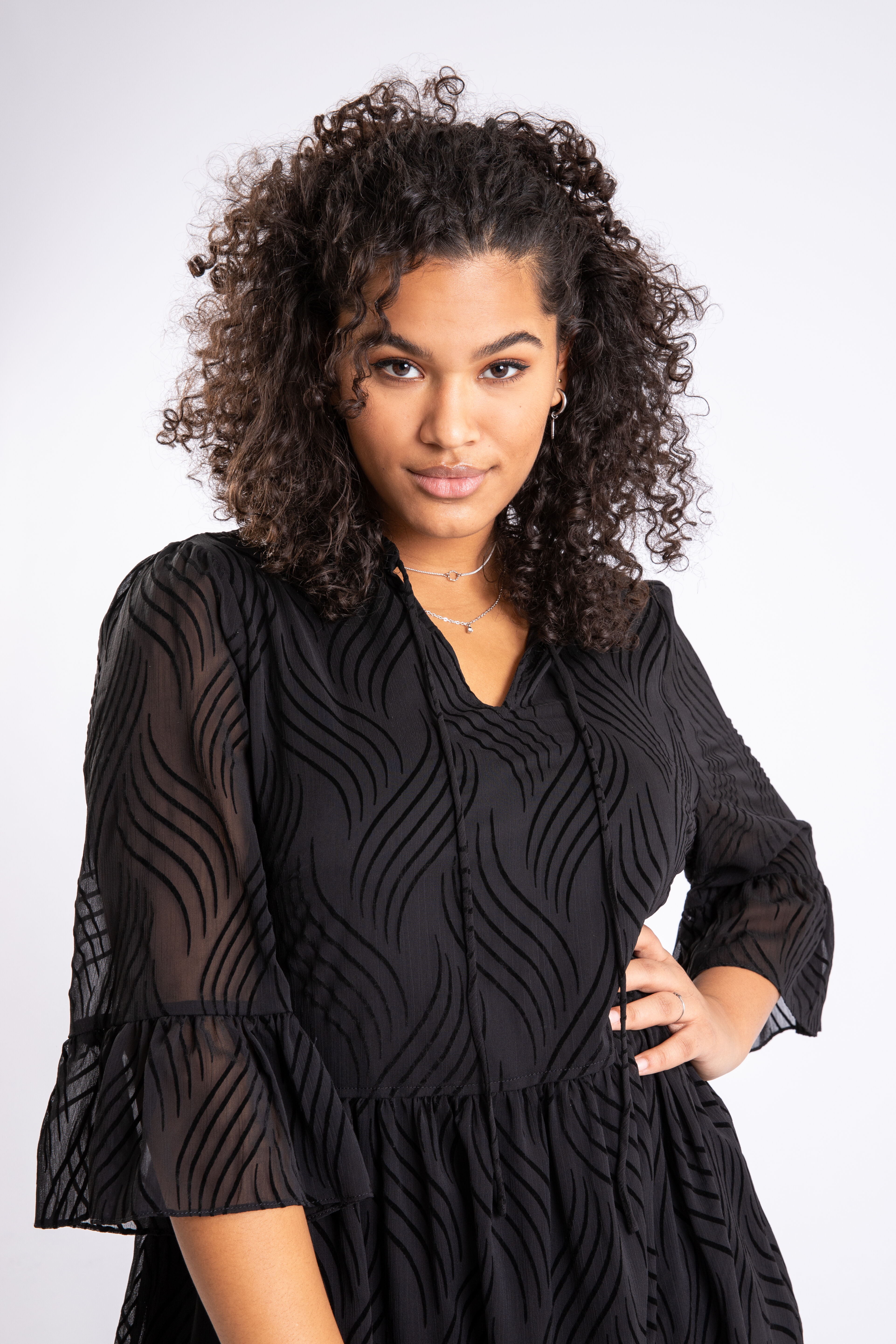 Vestido hecho de un tejido semitransparente  image number 4